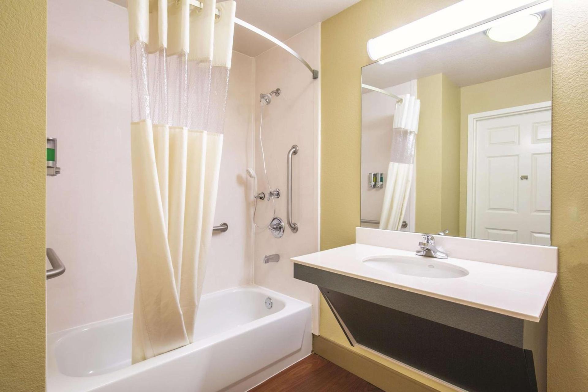 La Quinta by Wyndham Bentonville photo 16