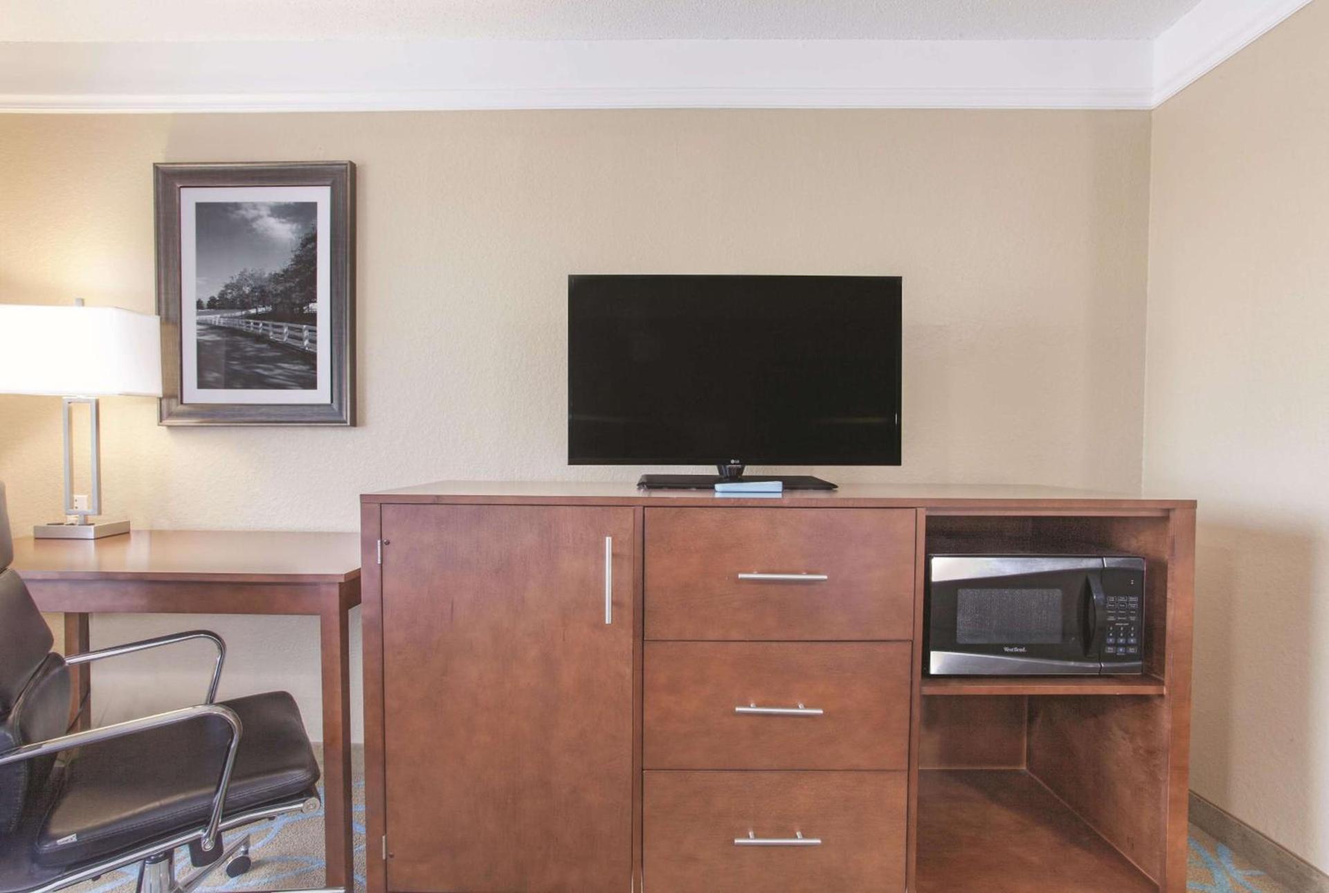 La Quinta by Wyndham Elizabethtown photo 15