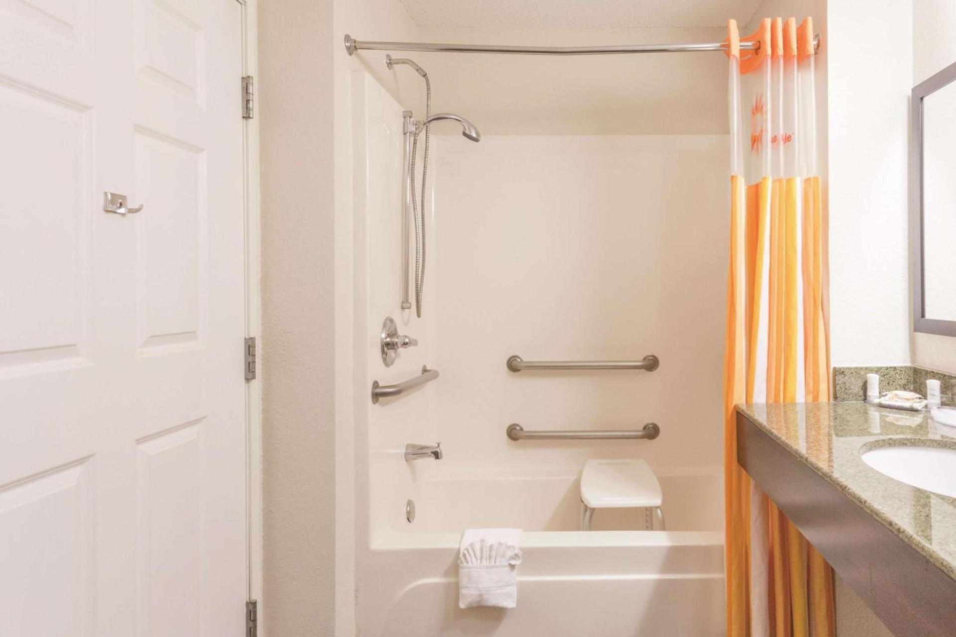 La Quinta by Wyndham Elizabethtown photo 18