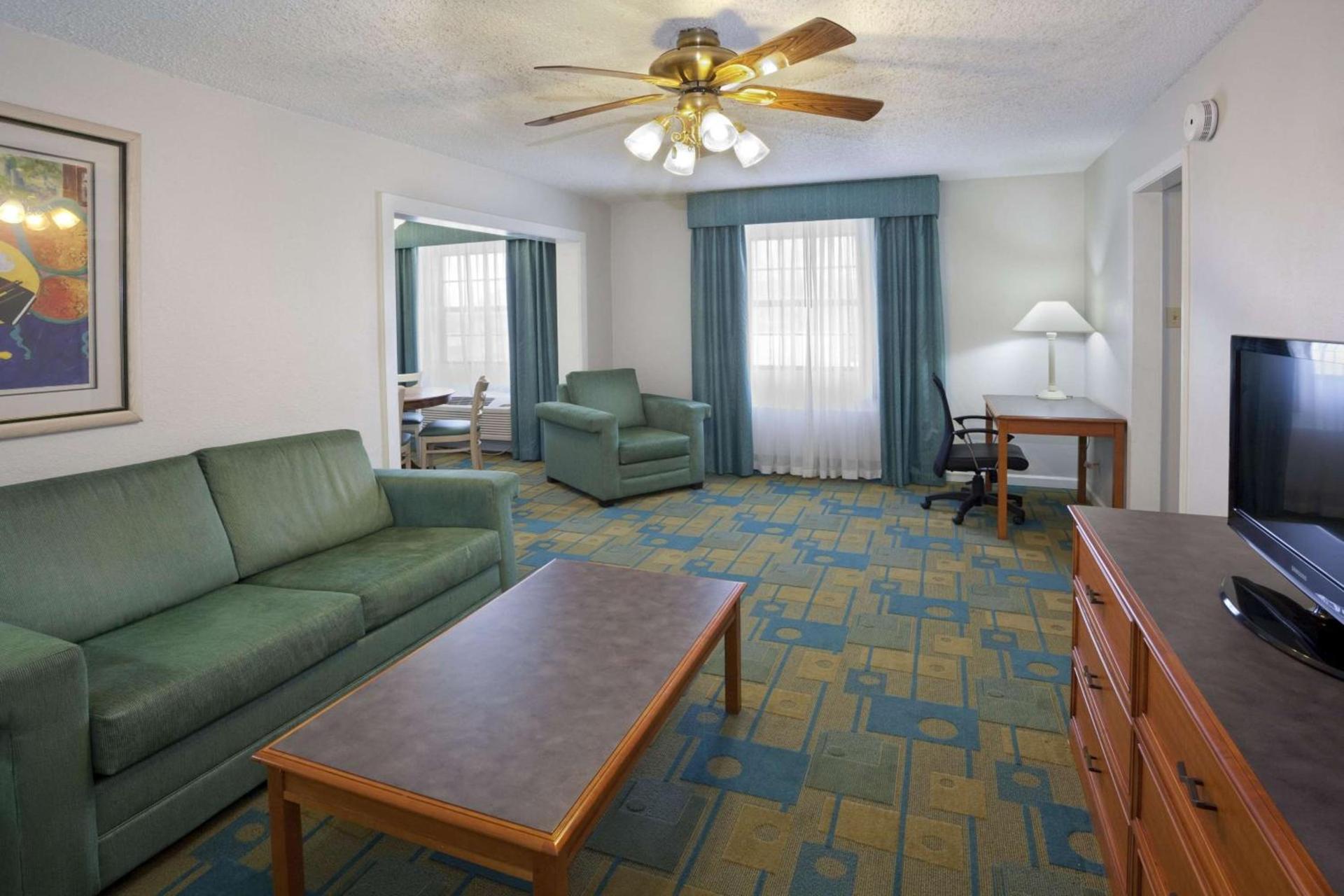 La Quinta Inn by Wyndham Omaha West photo 14