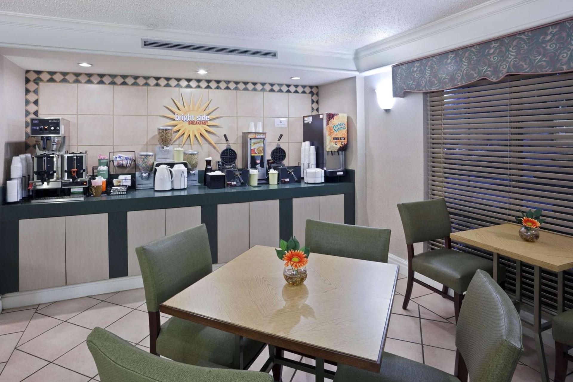 La Quinta Inn by Wyndham Omaha West photo 16
