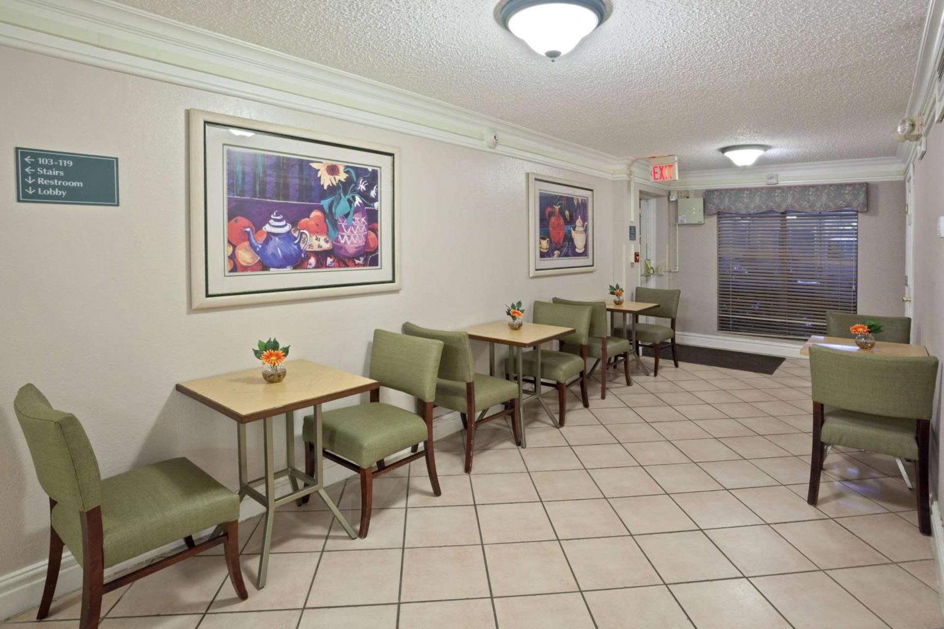La Quinta Inn by Wyndham Omaha West photo 17
