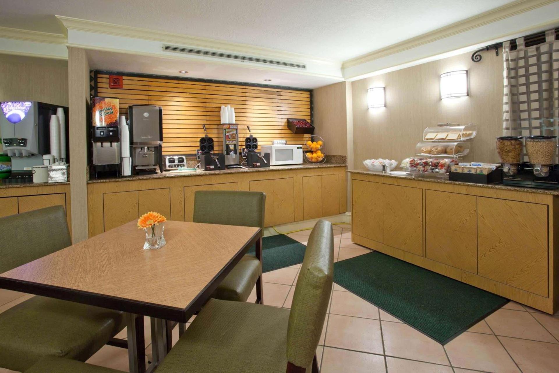 La Quinta Inn by Wyndham Cheyenne photo 8