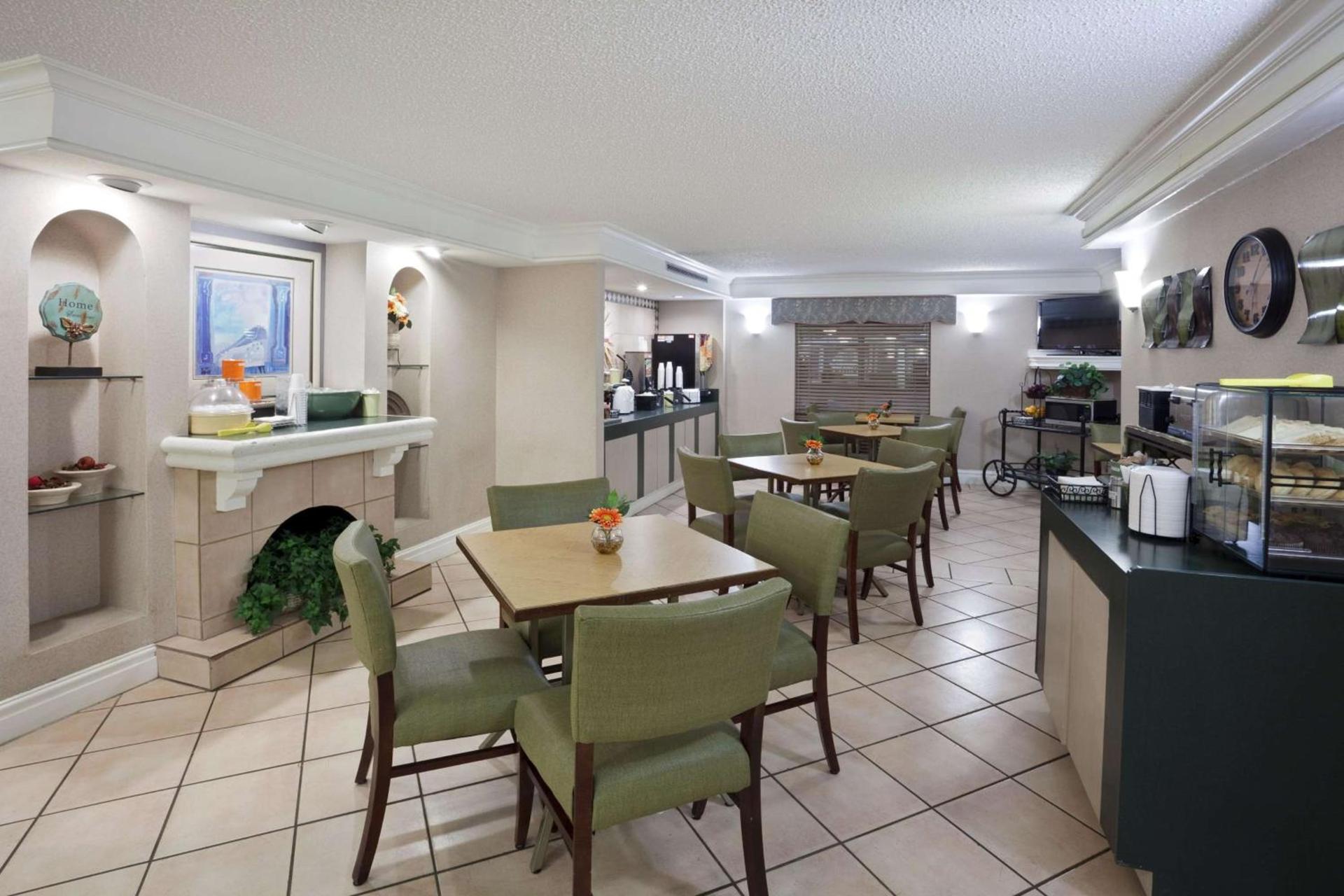 La Quinta Inn by Wyndham Omaha West photo 19