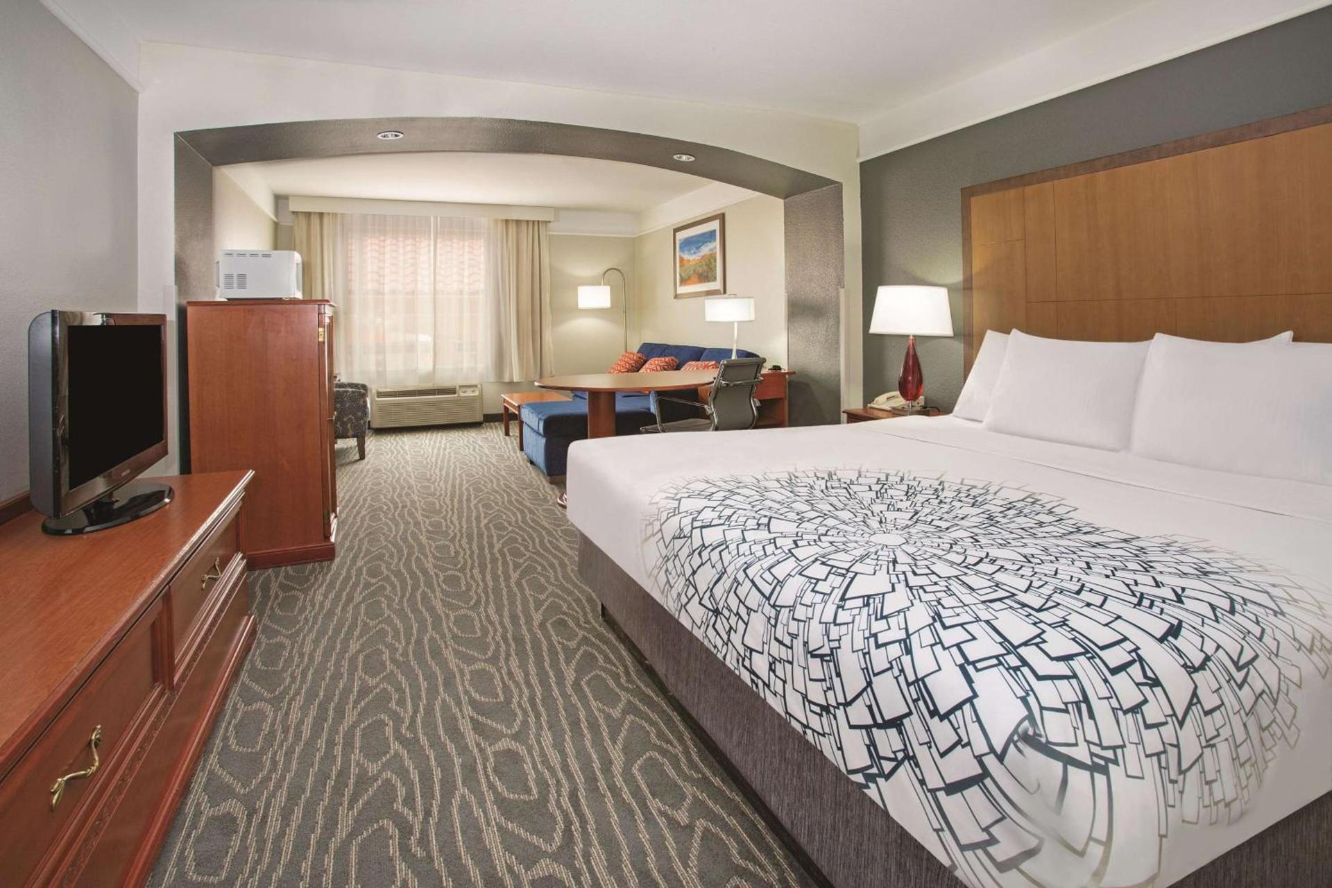 La Quinta by Wyndham Gallup photo 19