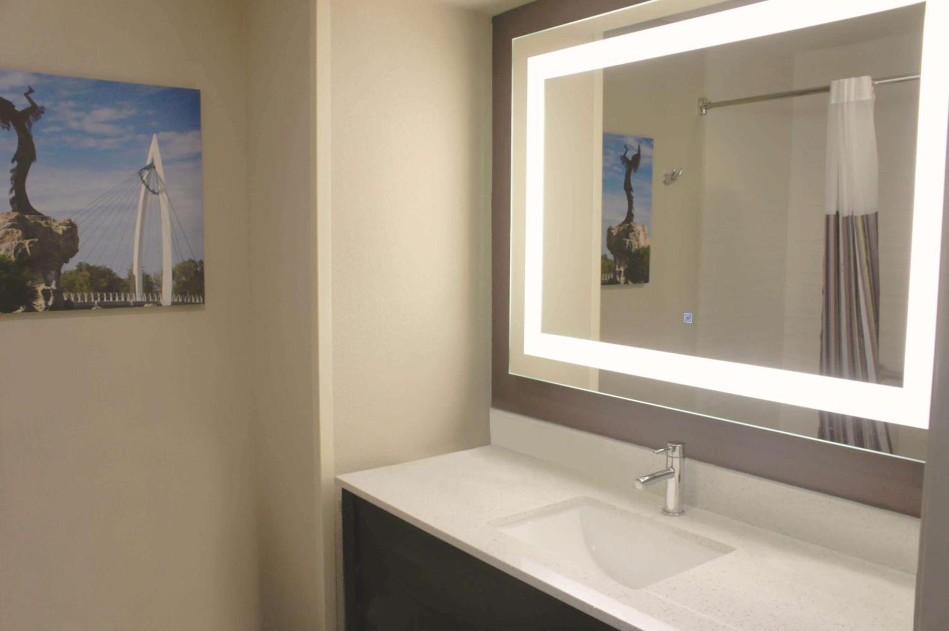 La Quinta by Wyndham Wichita Airport photo 53