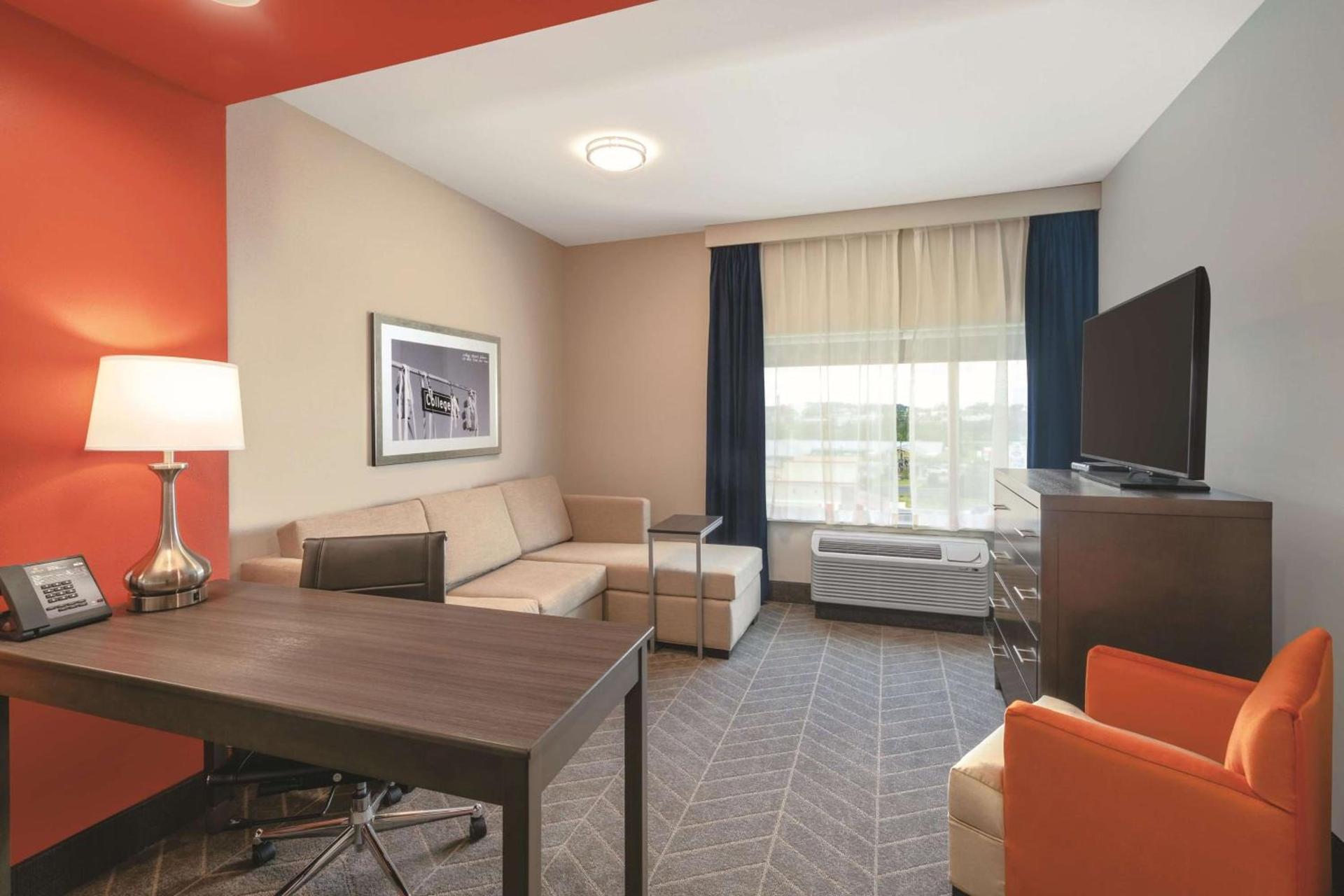 La Quinta by Wyndham Opelika Auburn photo 10