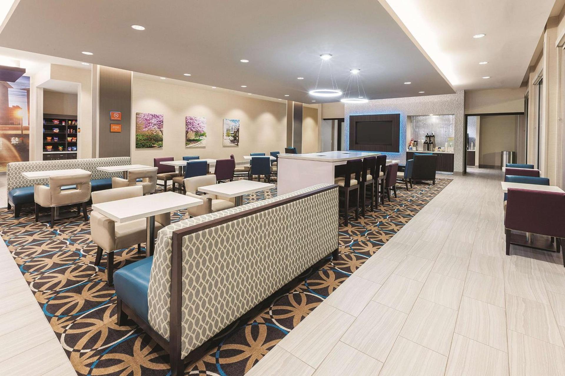 La Quinta by Wyndham Terre Haute photo 10