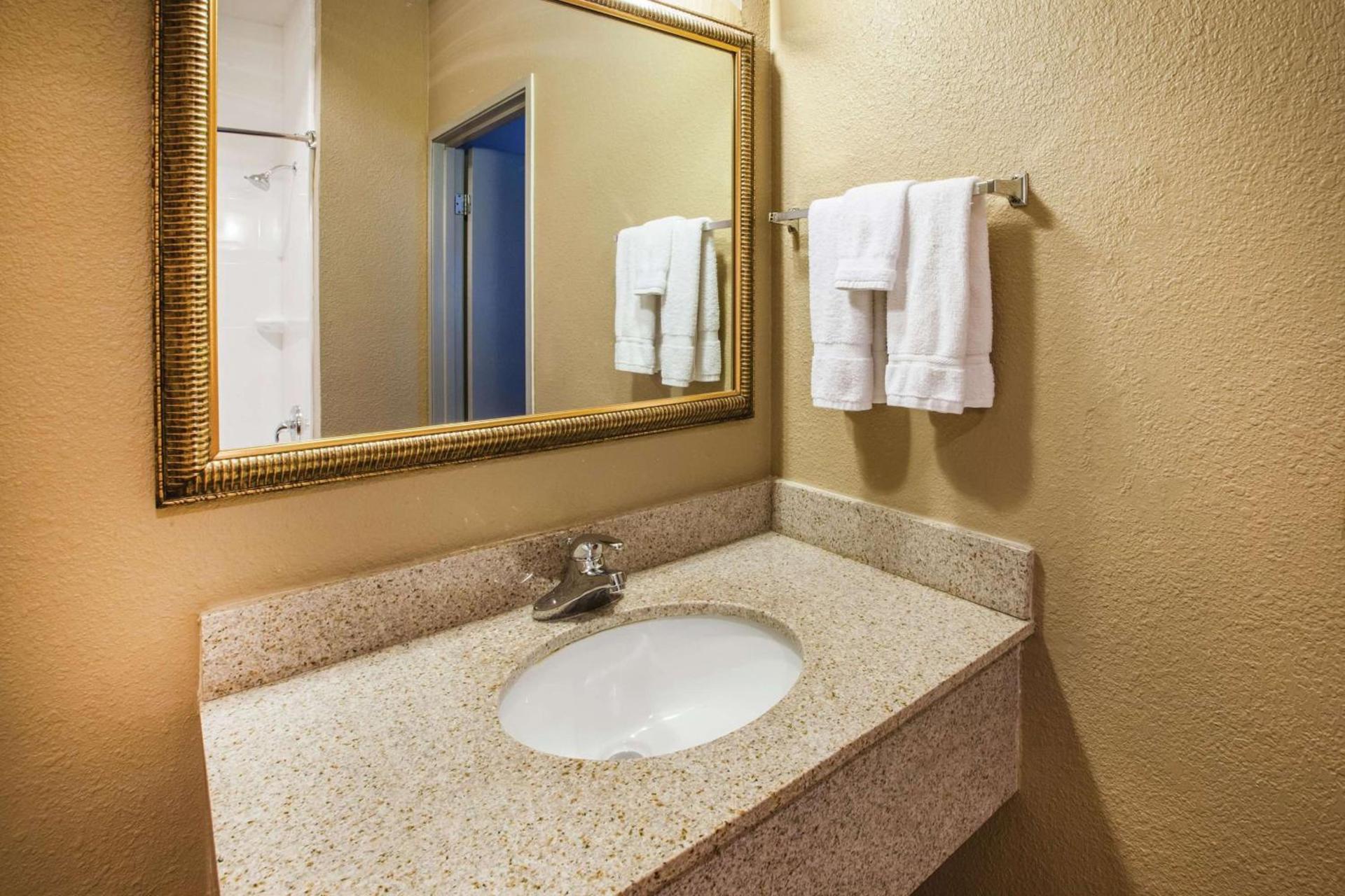 La Quinta Inn by Wyndham Indianapolis North photo 7