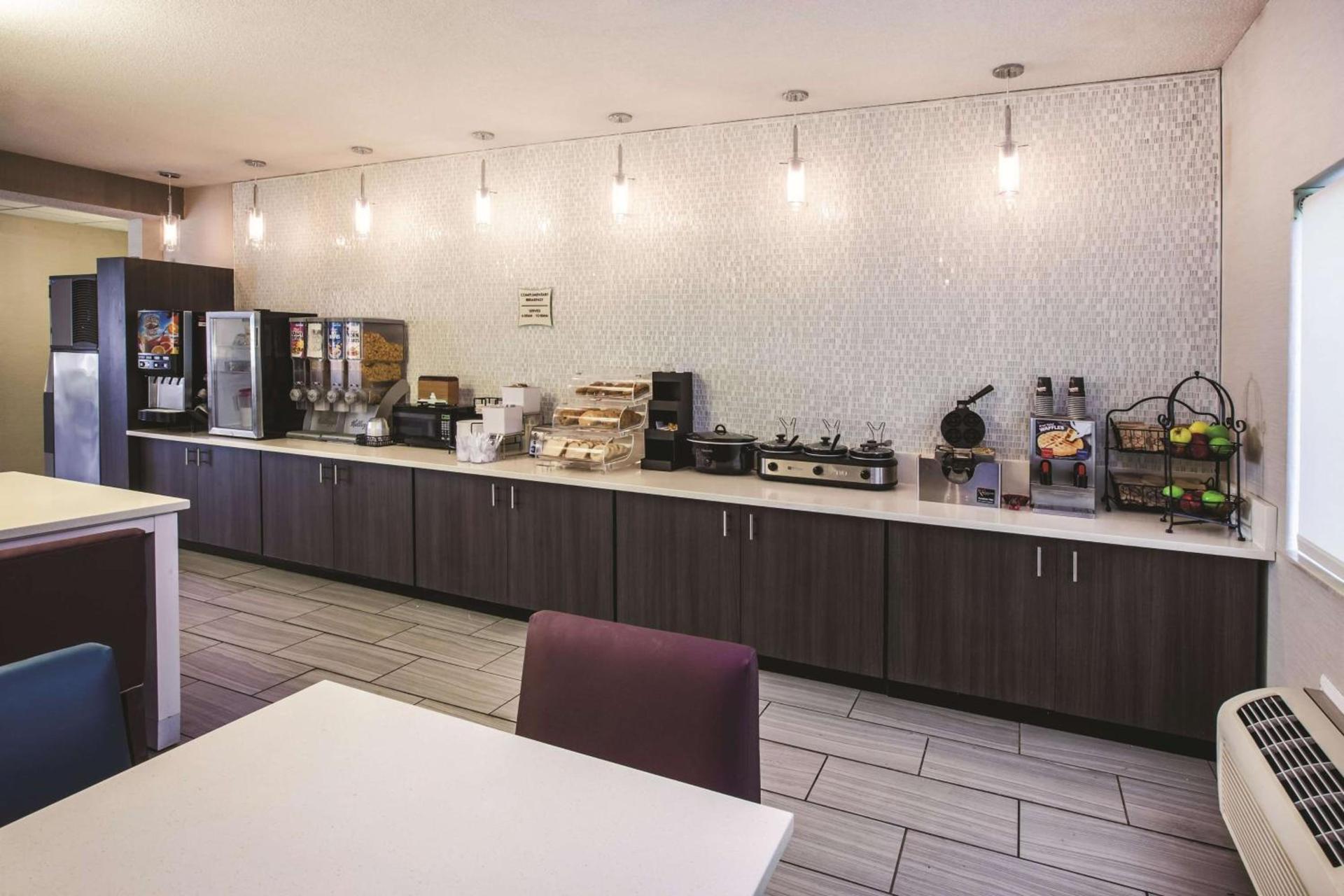 La Quinta Inn by Wyndham Indianapolis North photo 9