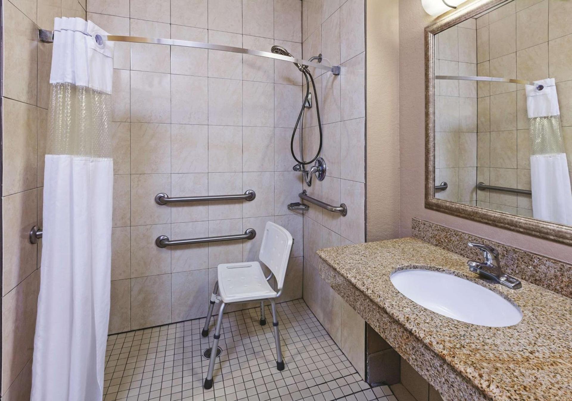 La Quinta by Wyndham Pearland photo 26