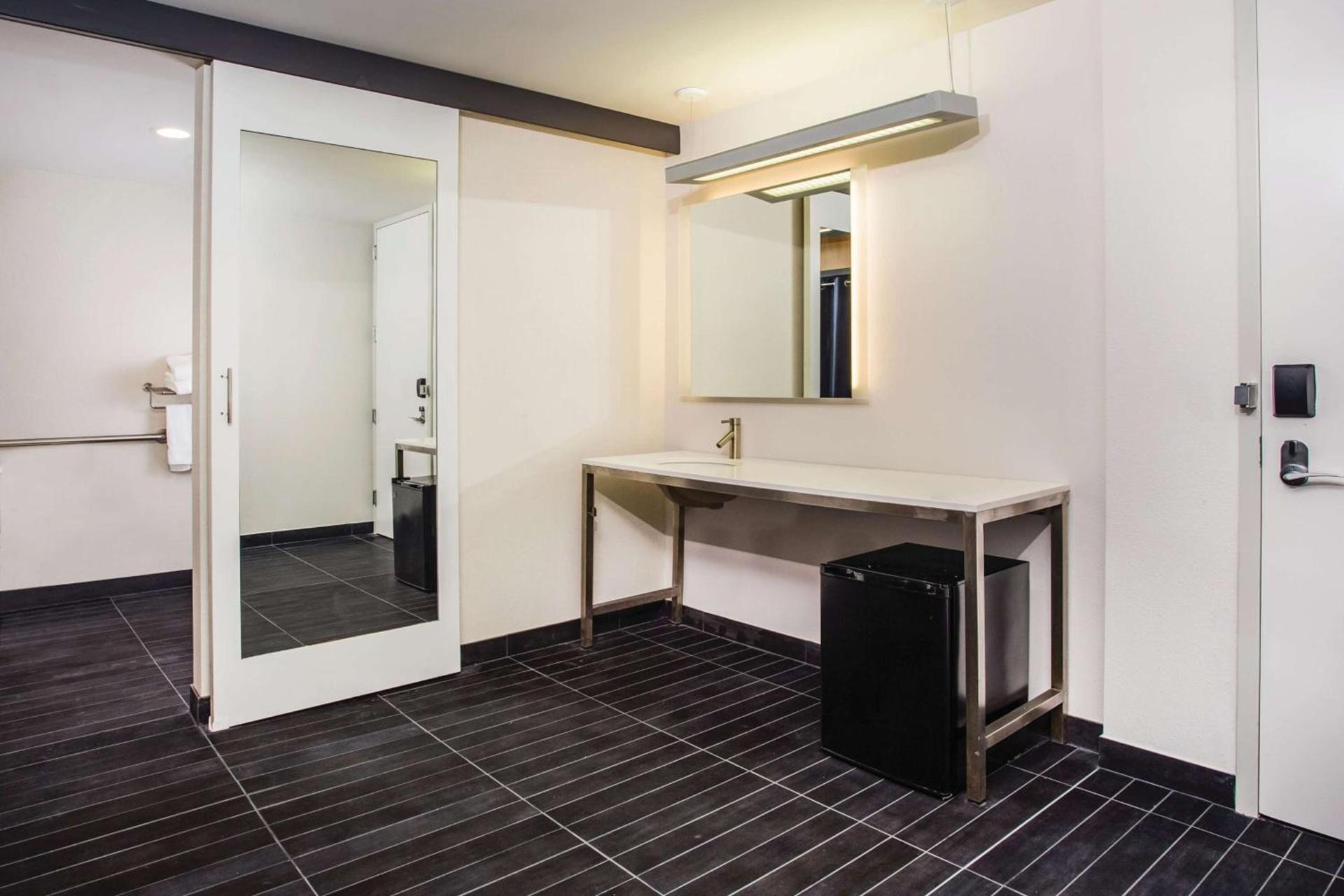 La Quinta by Wyndham Winchester photo 3