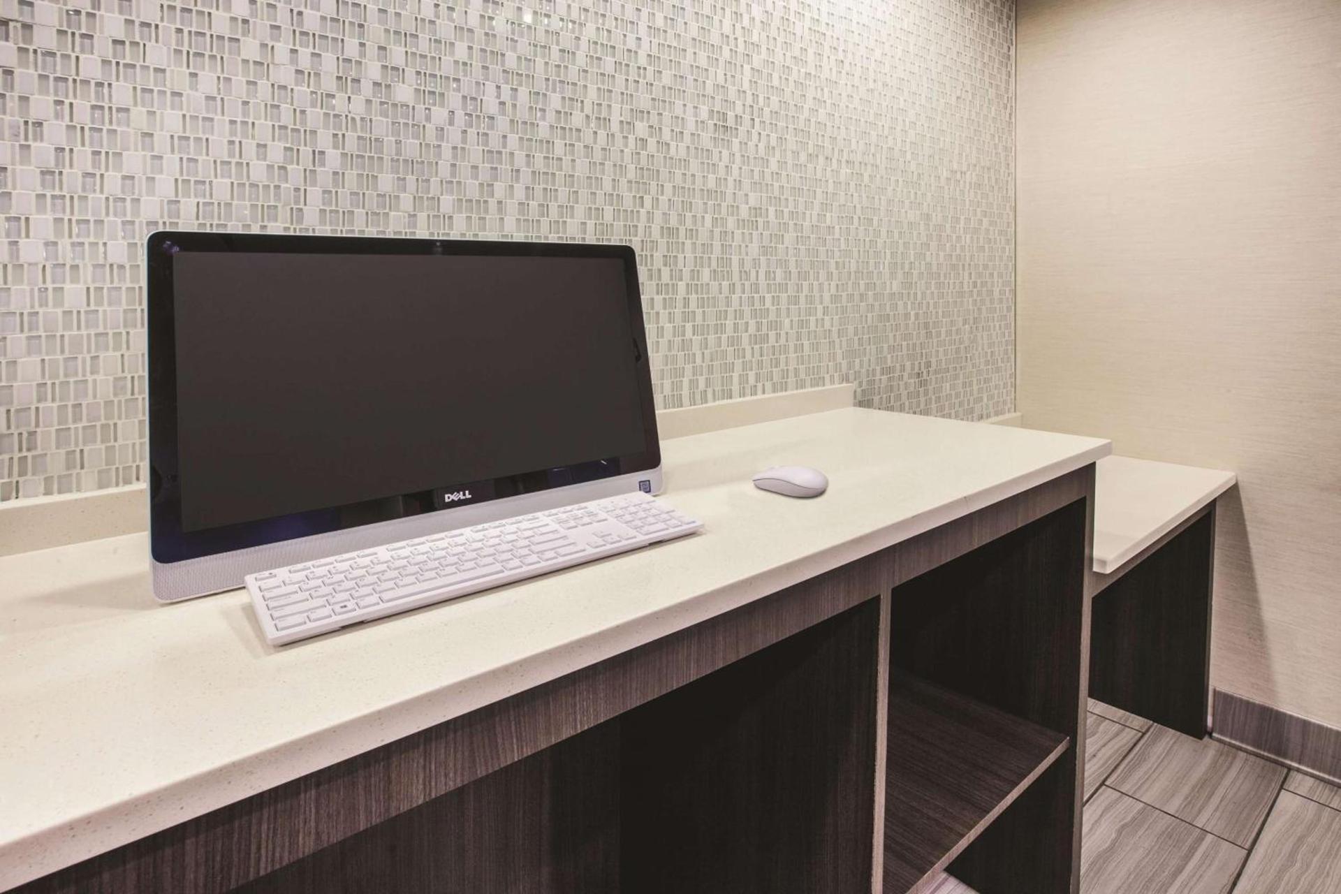 La Quinta Inn by Wyndham Indianapolis North photo 12
