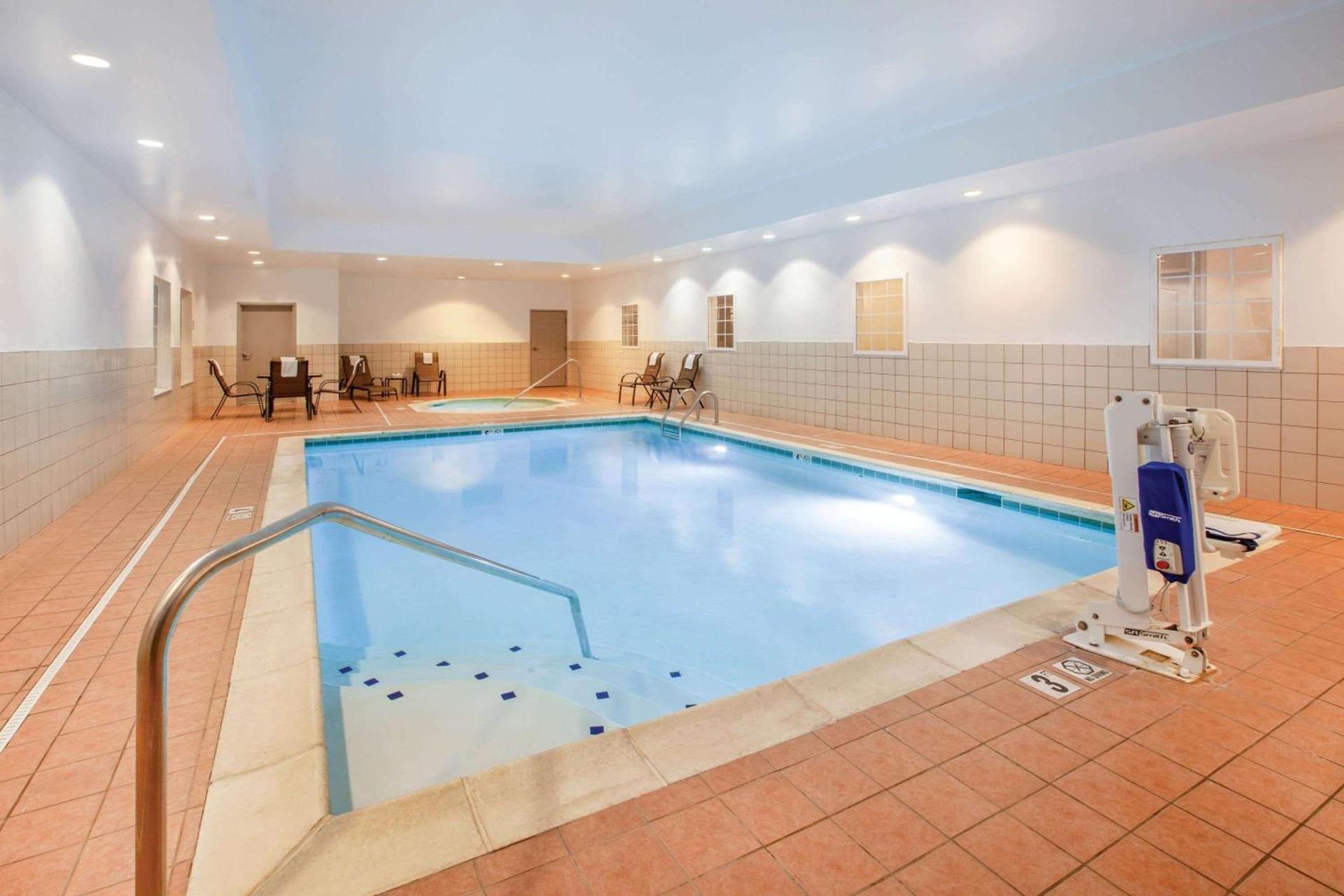 La Quinta by Wyndham Cincinnati Airport Florence photo 2