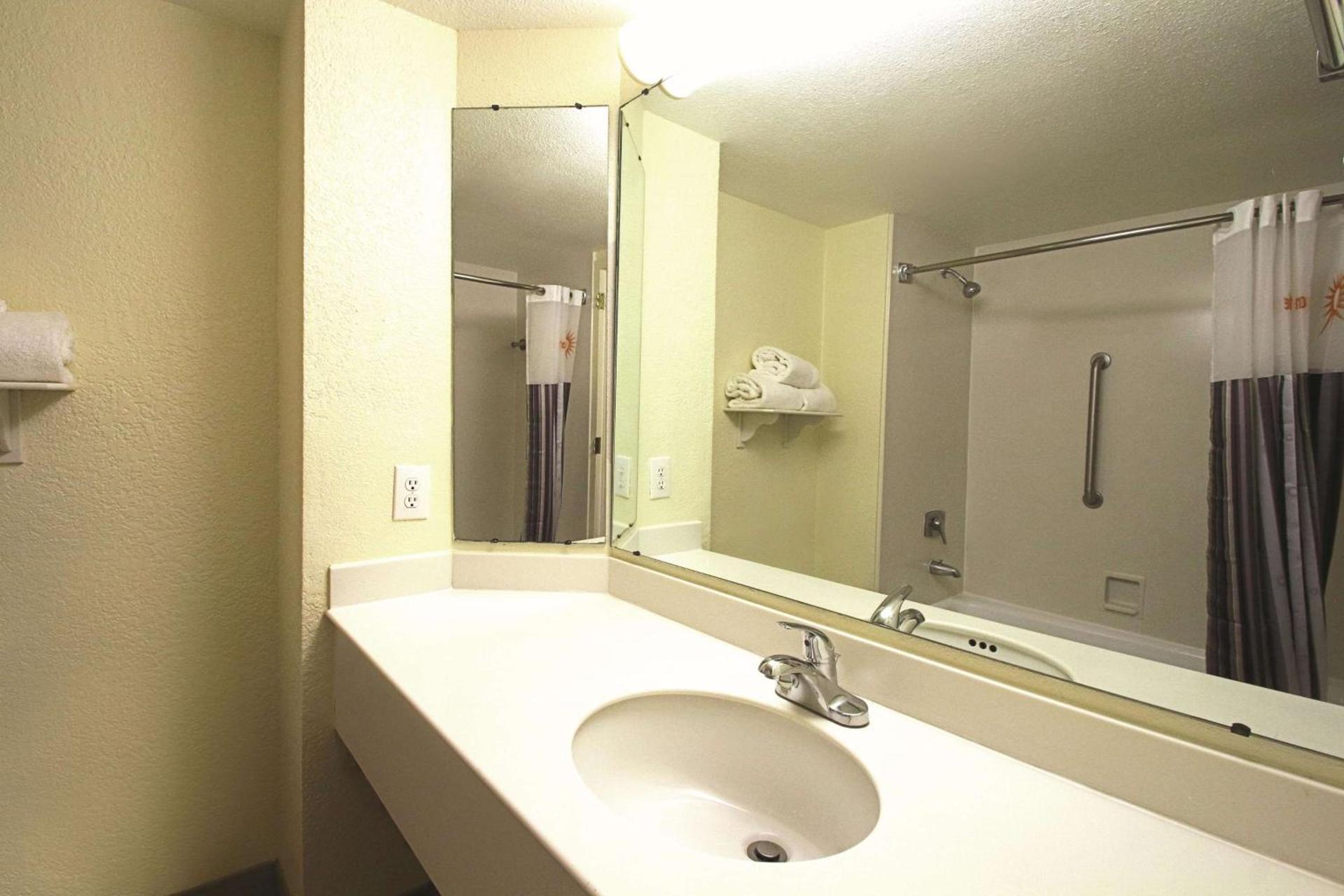 La Quinta by Wyndham Coral Springs University Dr photo 8