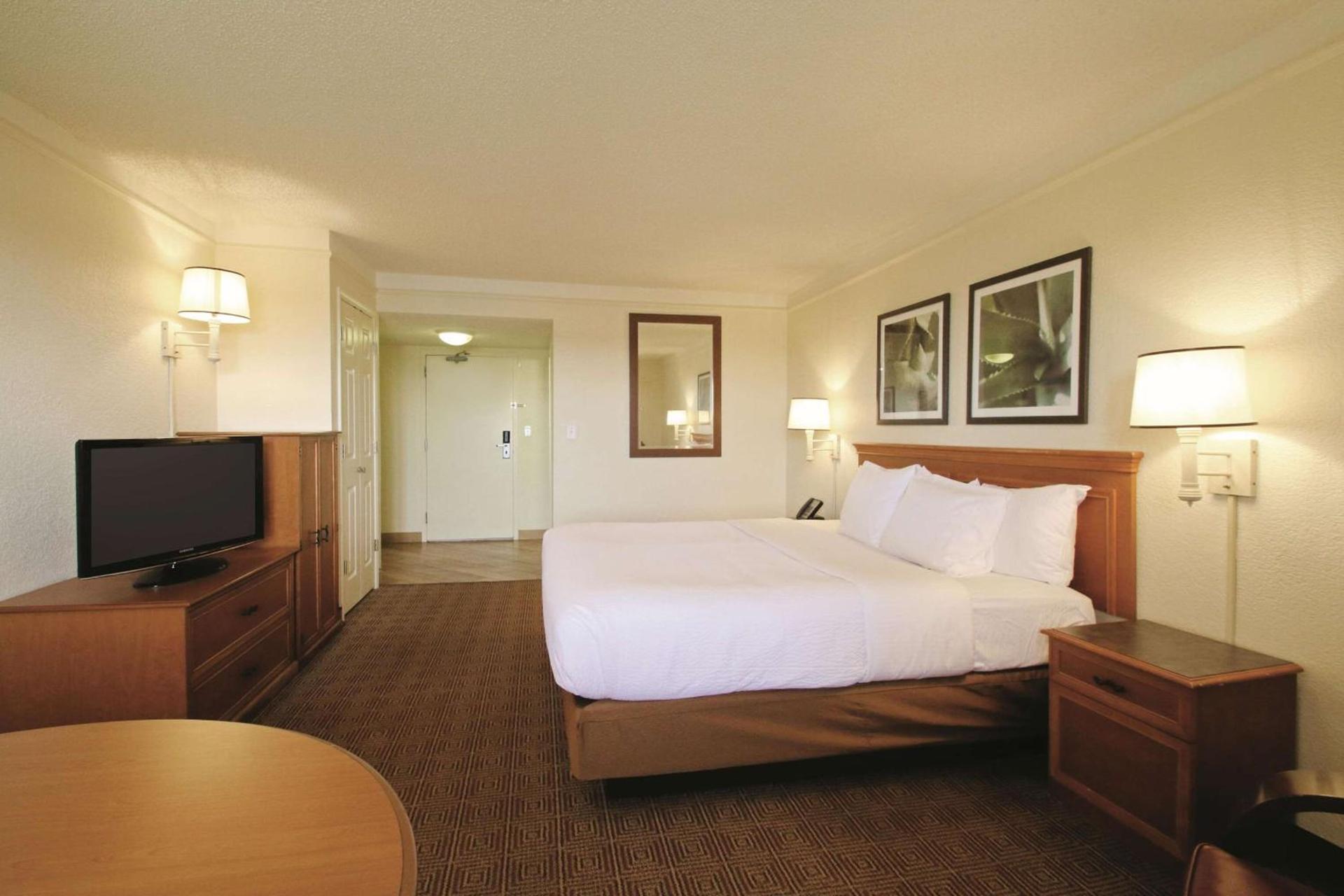 La Quinta by Wyndham Coral Springs University Dr photo 13