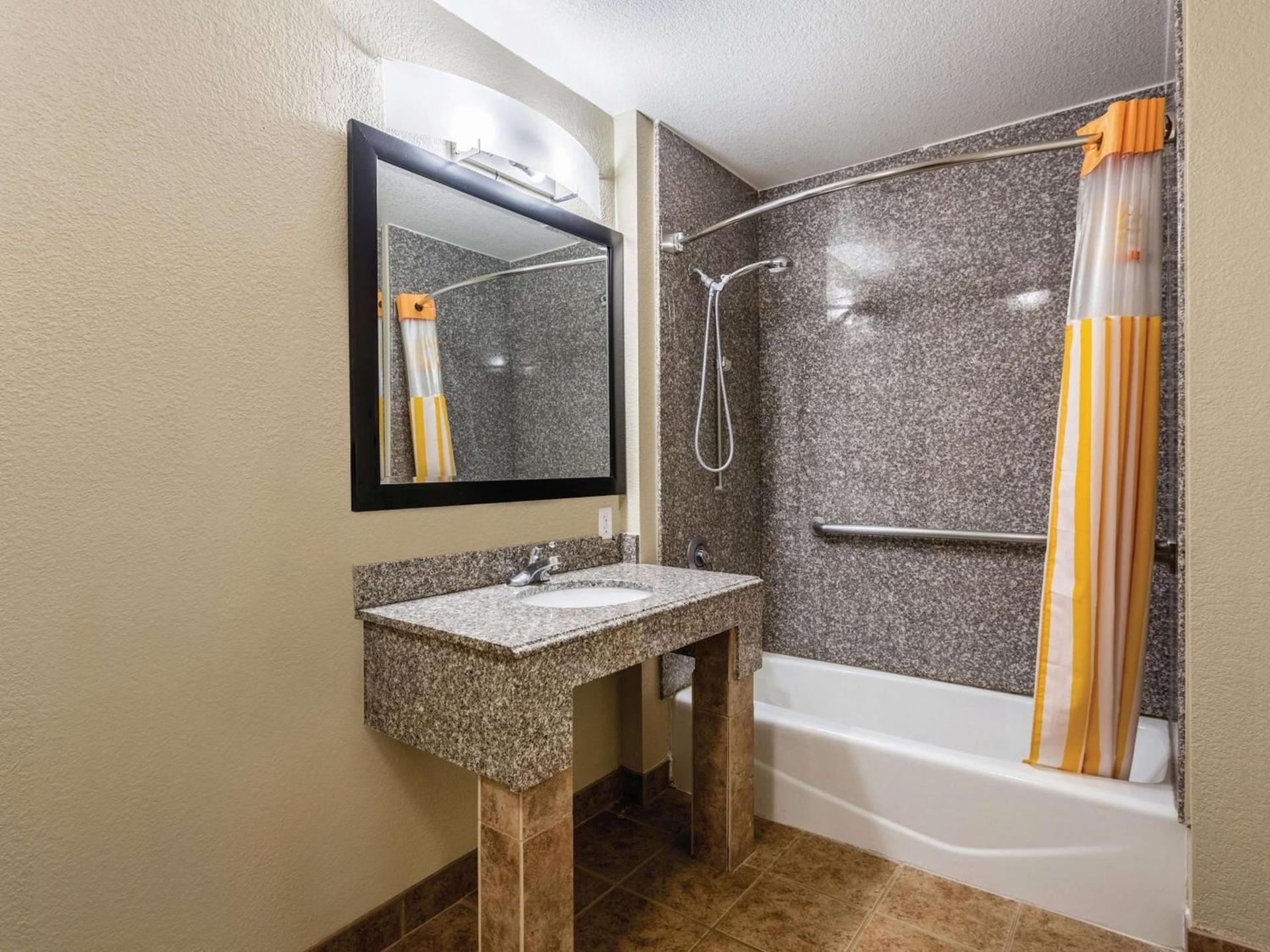 La Quinta by Wyndham Deming photo 19