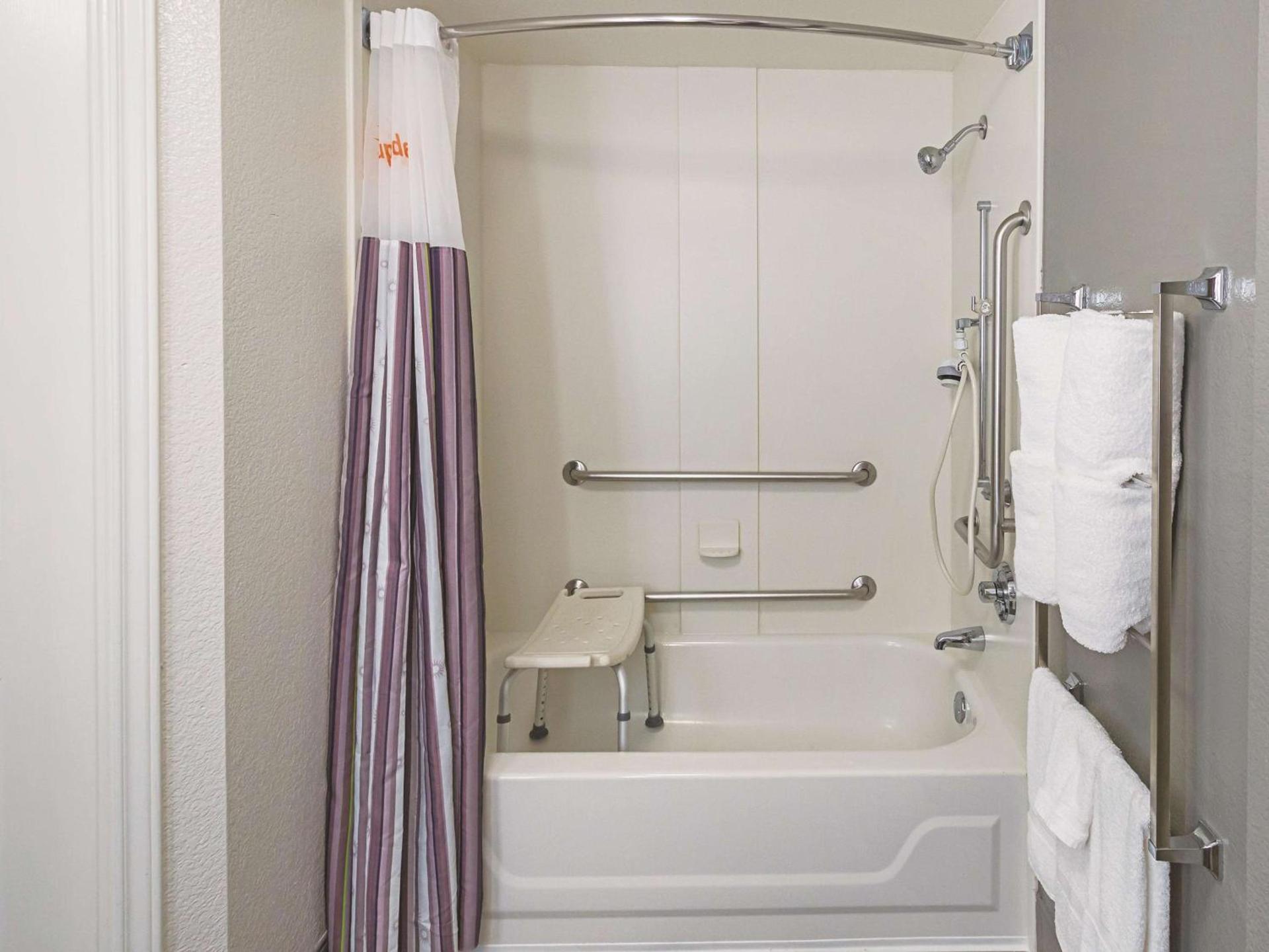 La Quinta Inn & Suites by Wyndham Phoenix Scottsdale photo 9