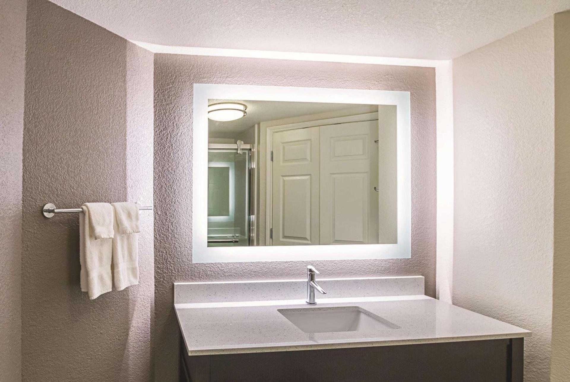 La Quinta by Wyndham Fort Worth North photo 11