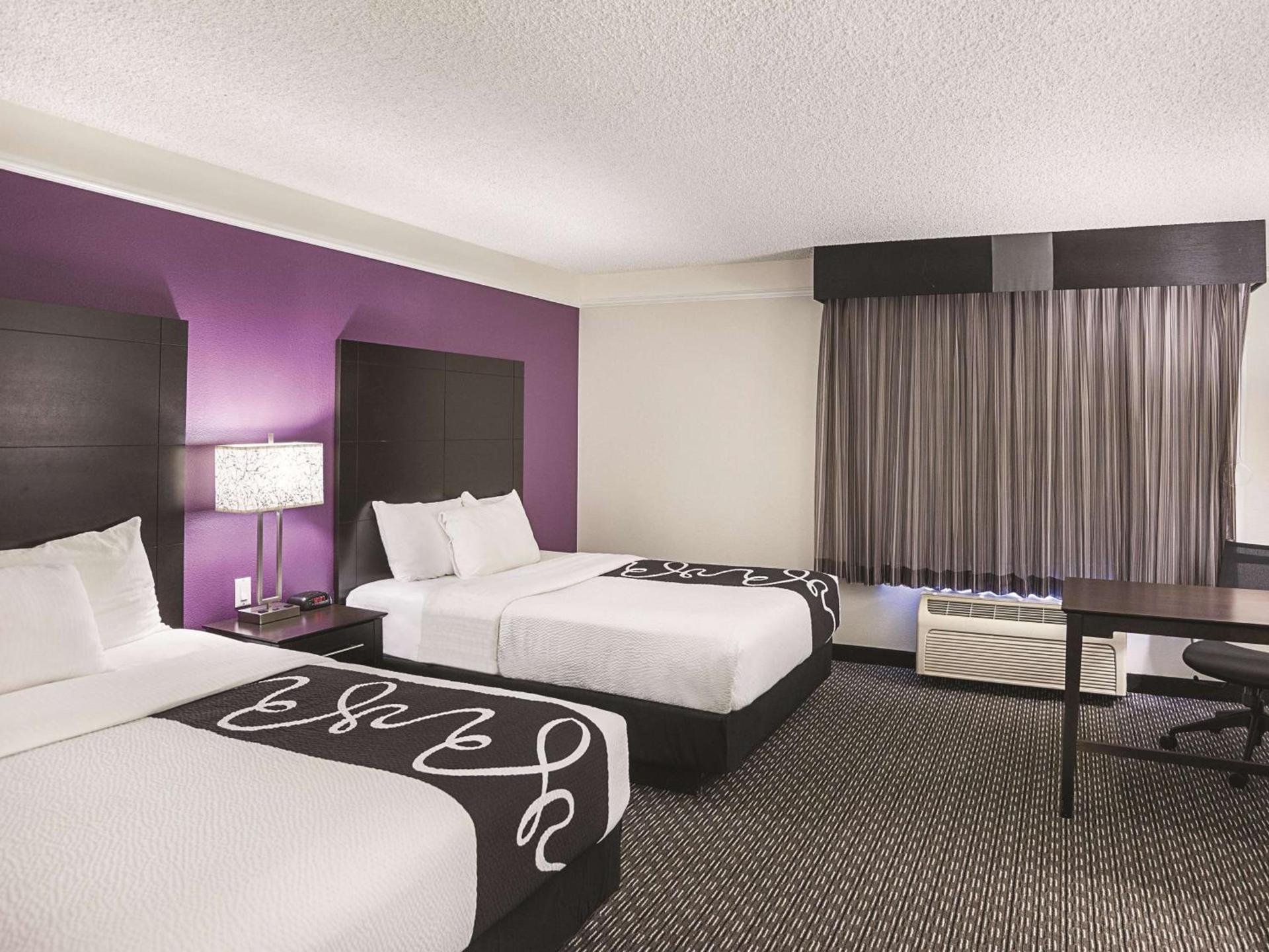 La Quinta Inn & Suites by Wyndham Phoenix Scottsdale photo 8