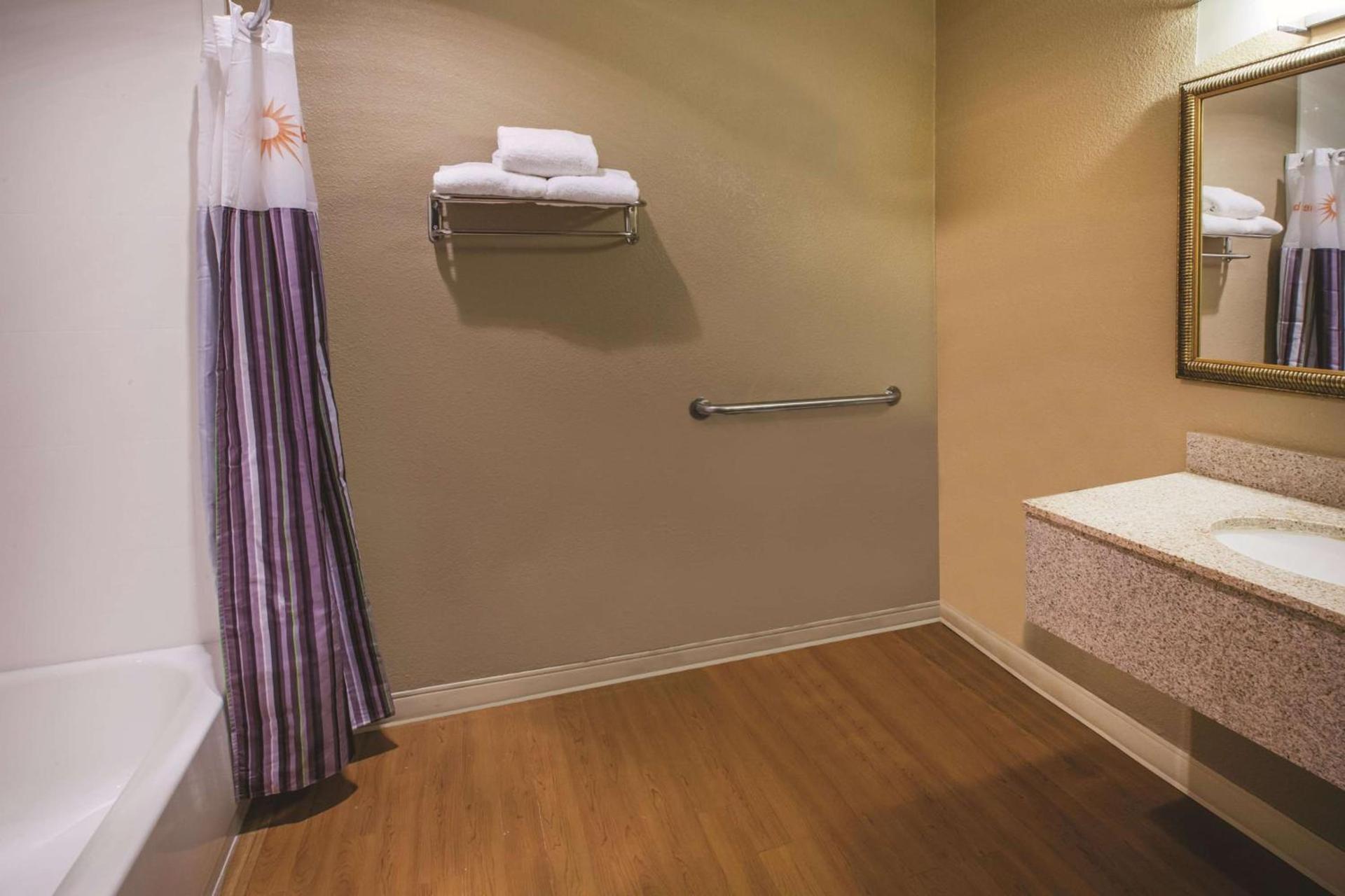 La Quinta Inn by Wyndham Indianapolis North photo 23