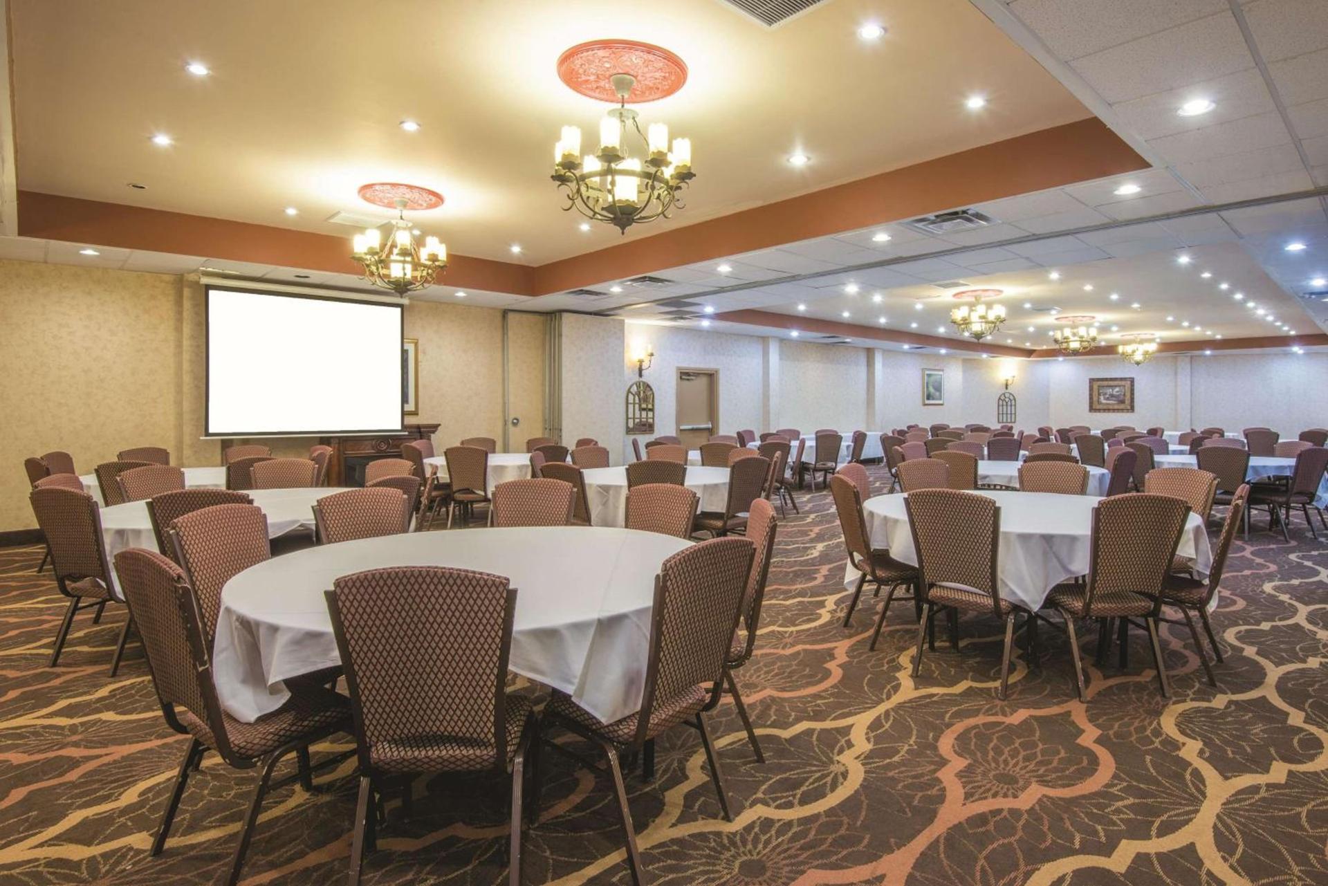 Mountain Valley Inn & Suites photo 20