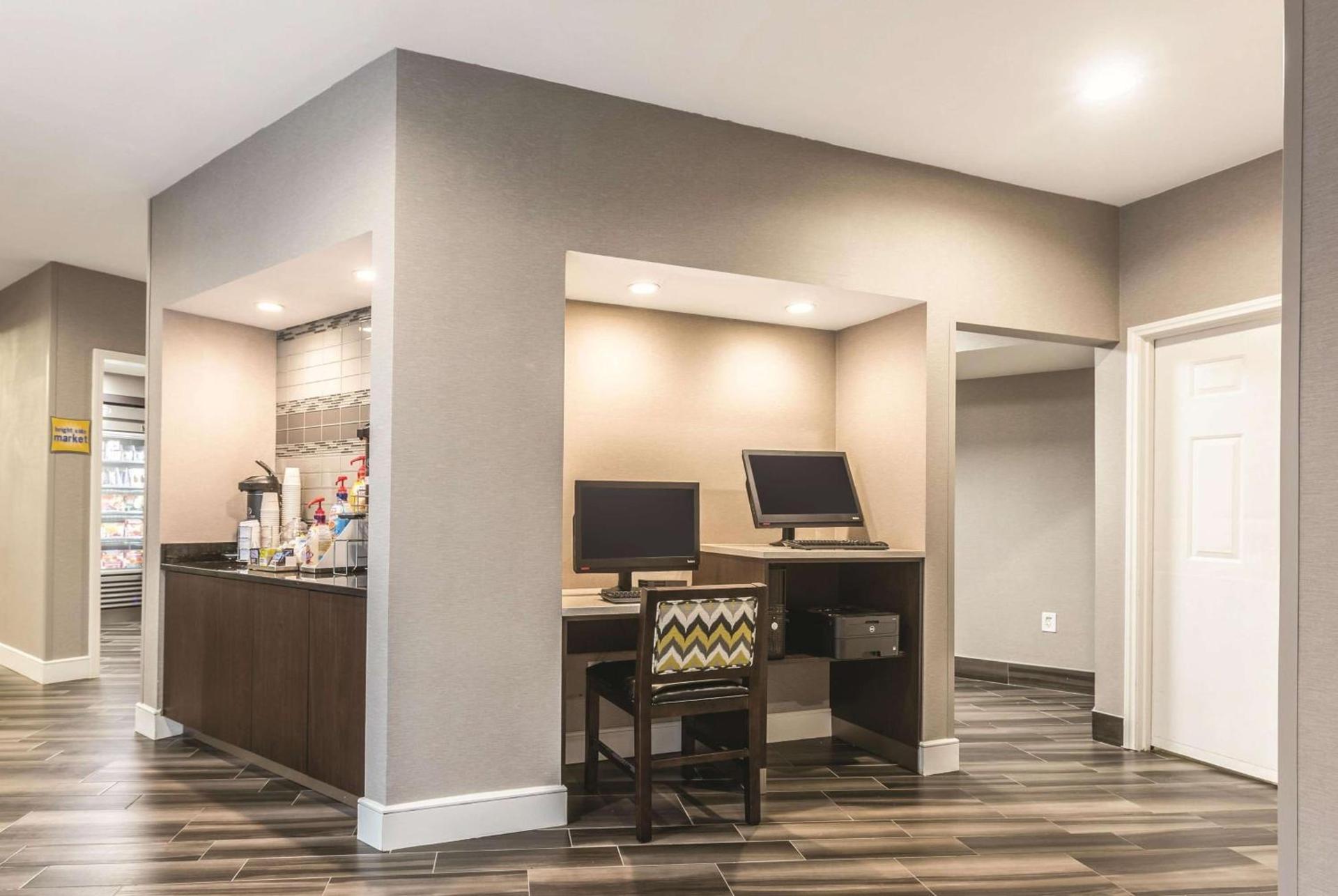 La Quinta by Wyndham Atlanta Alpharetta photo 51