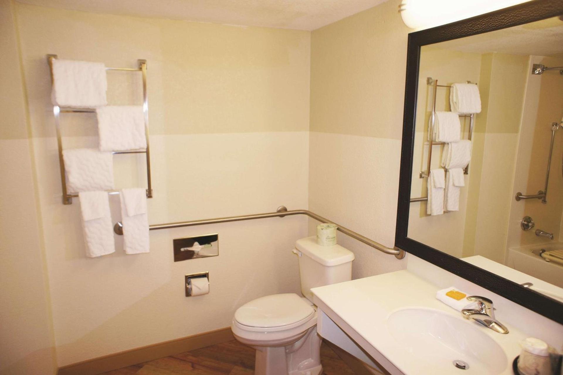 La Quinta by Wyndham Raleigh Cary photo 13