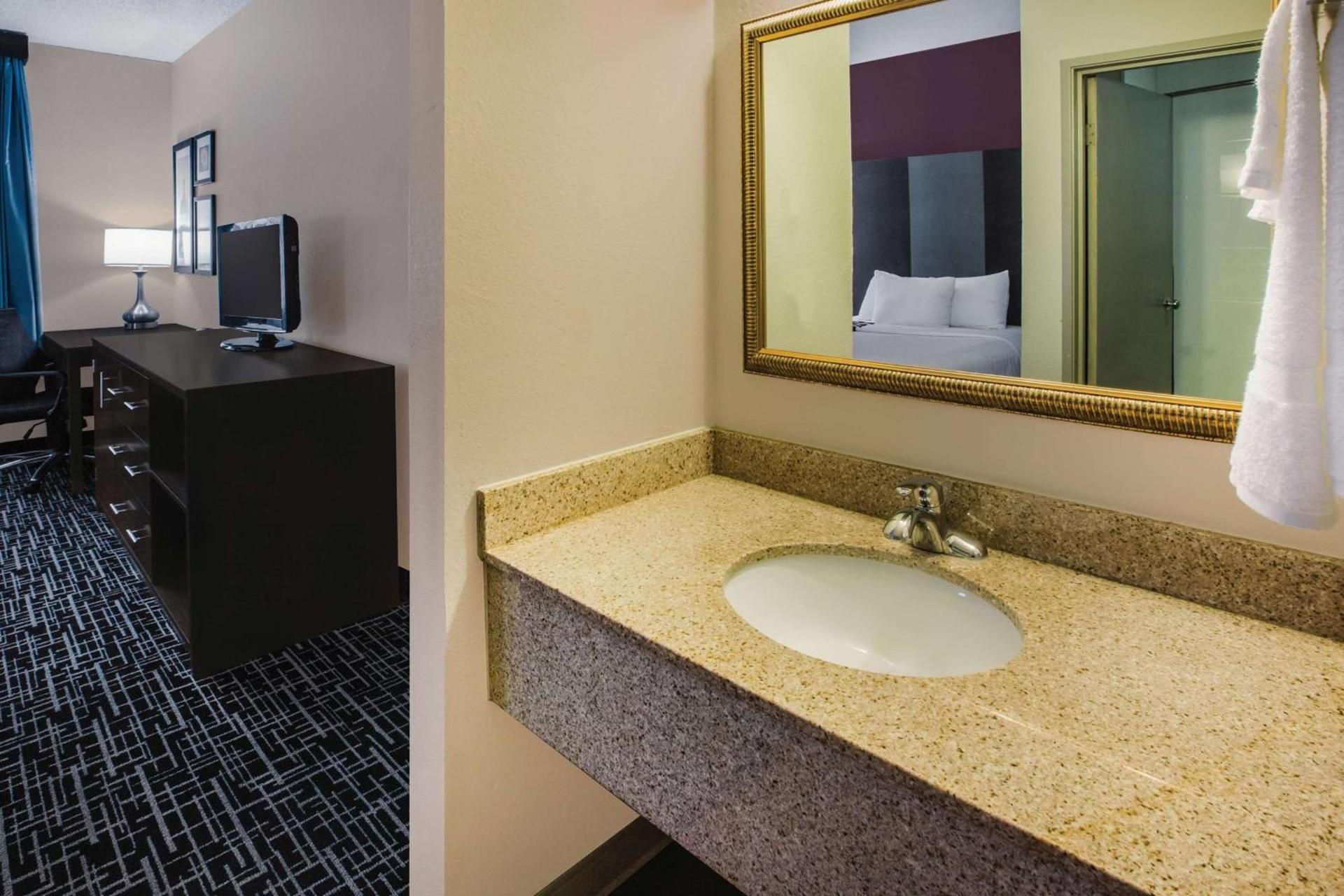 La Quinta Inn by Wyndham Indianapolis North photo 31