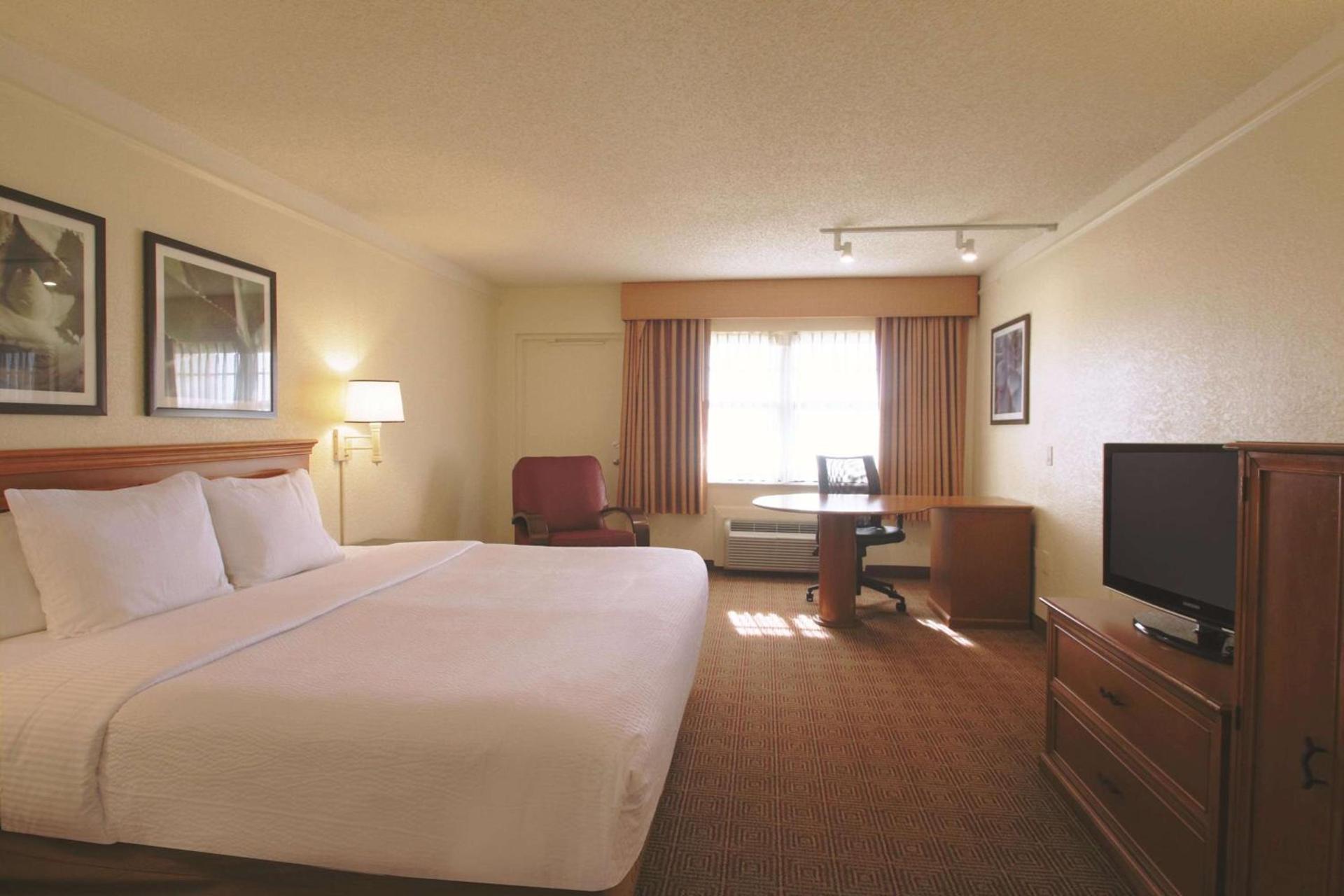 La Quinta by Wyndham Coral Springs University Dr photo 11
