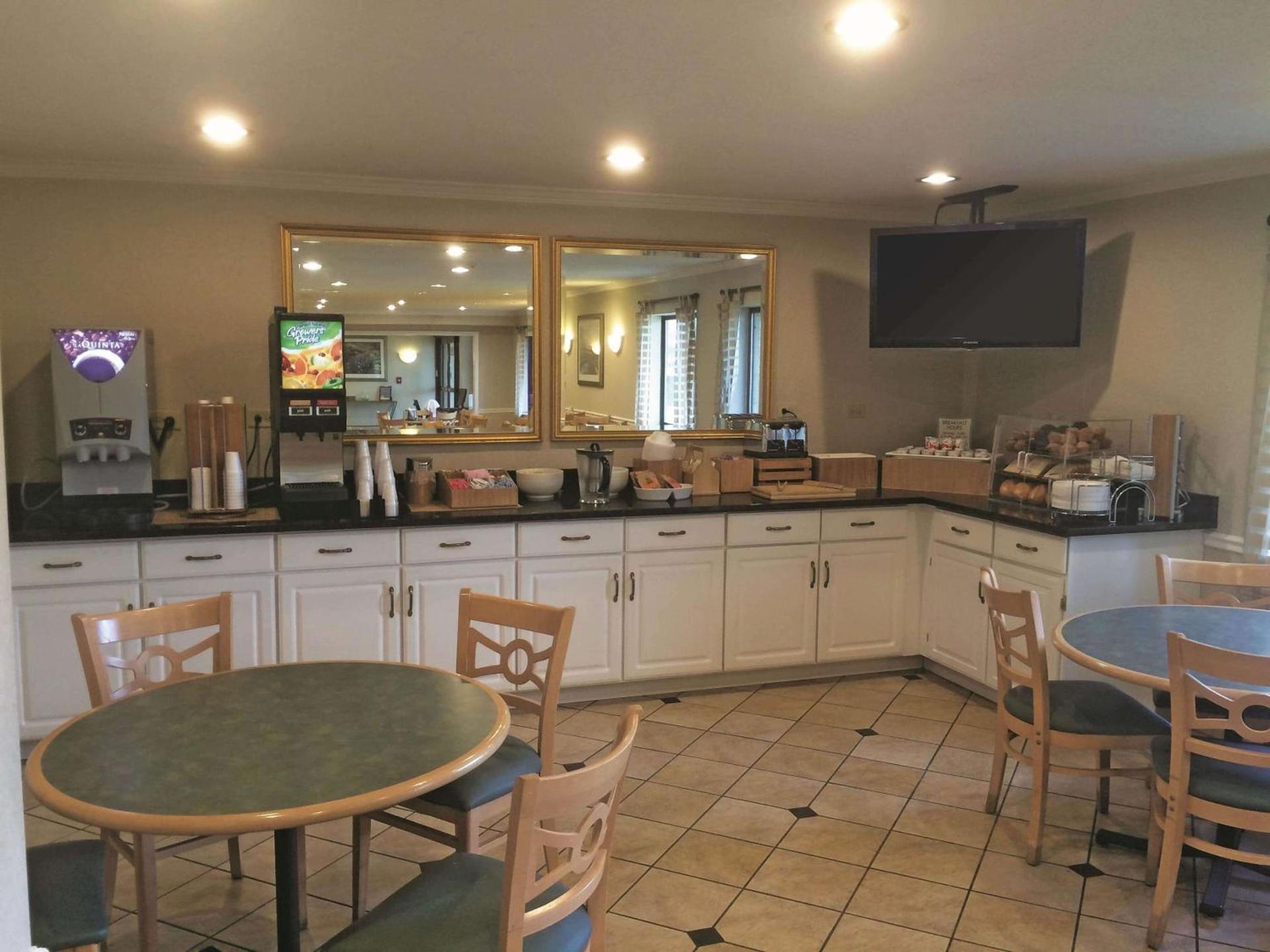 La Quinta by Wyndham Chicago Gurnee photo 24