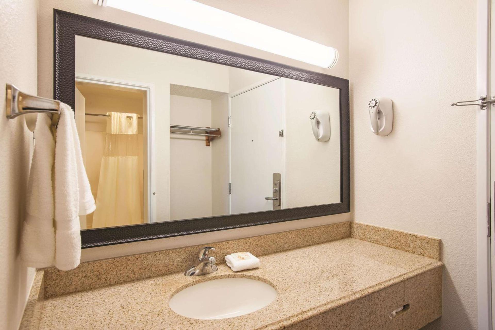 La Quinta by Wyndham Baton Rouge Siegen Lane photo 50