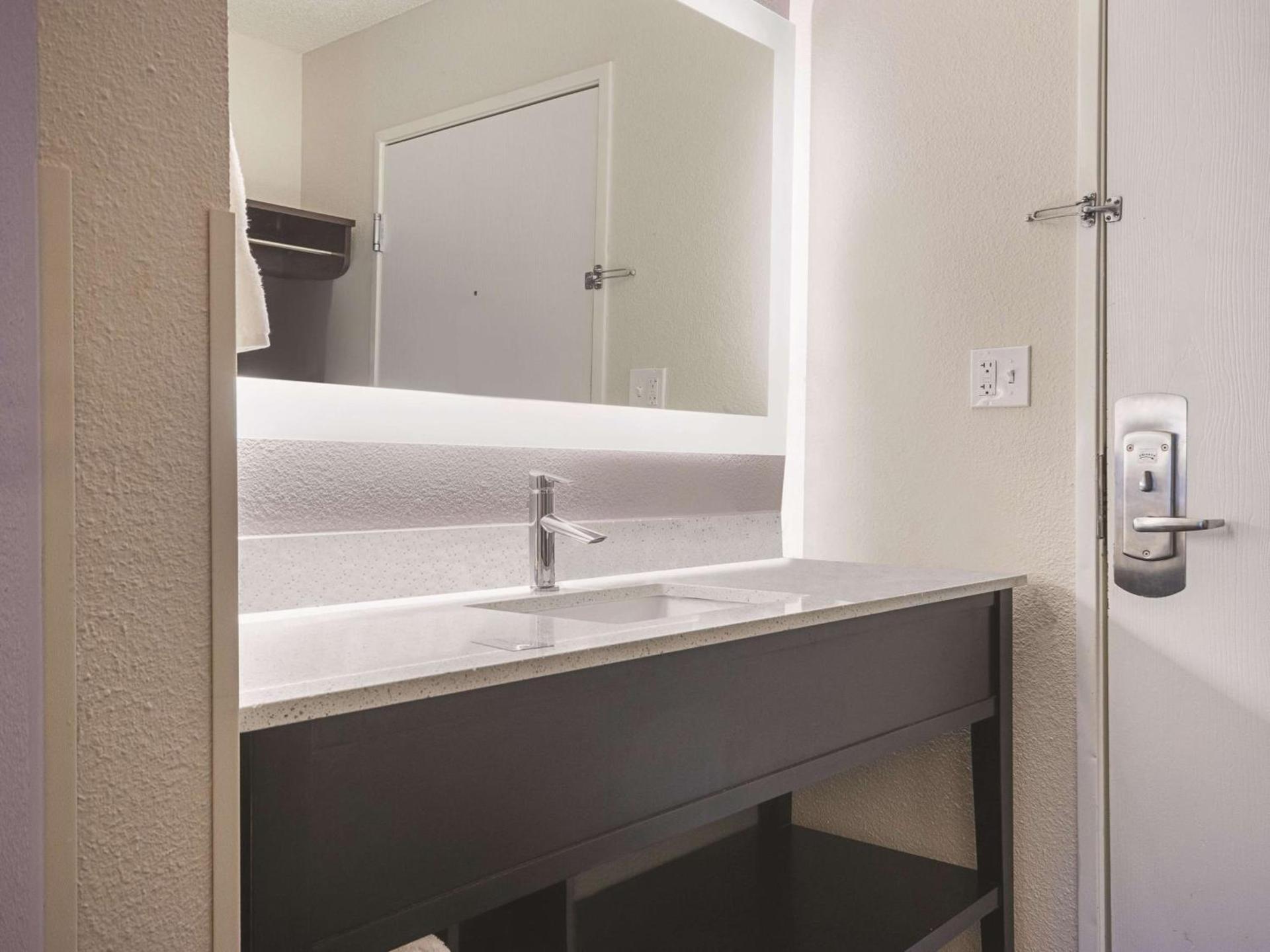 La Quinta by Wyndham Hartford Bradley Airport photo 20