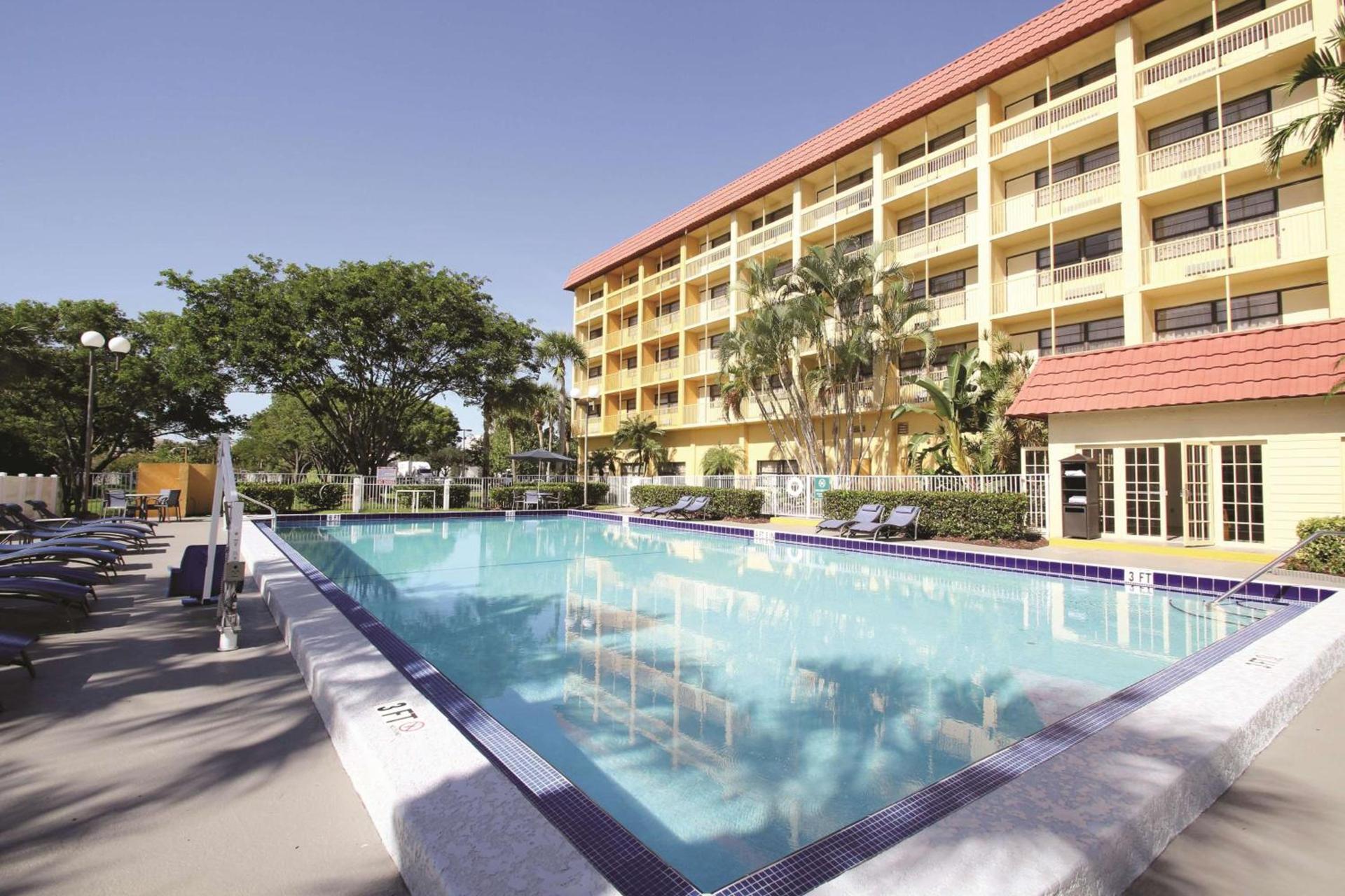 La Quinta by Wyndham Coral Springs University Dr photo 7