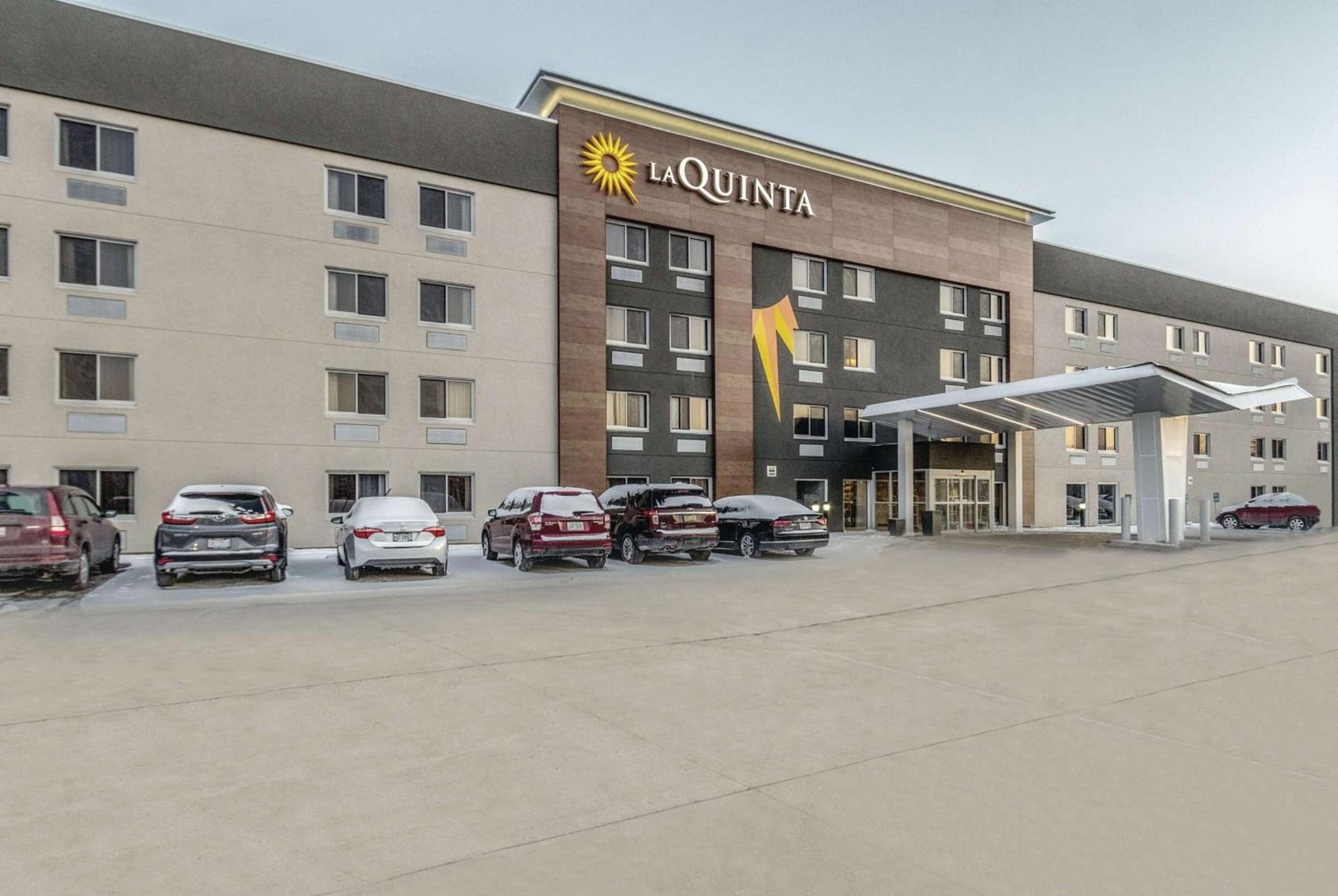 La Quinta Inn & Suites by Wyndham Cleveland - Airport North photo 42