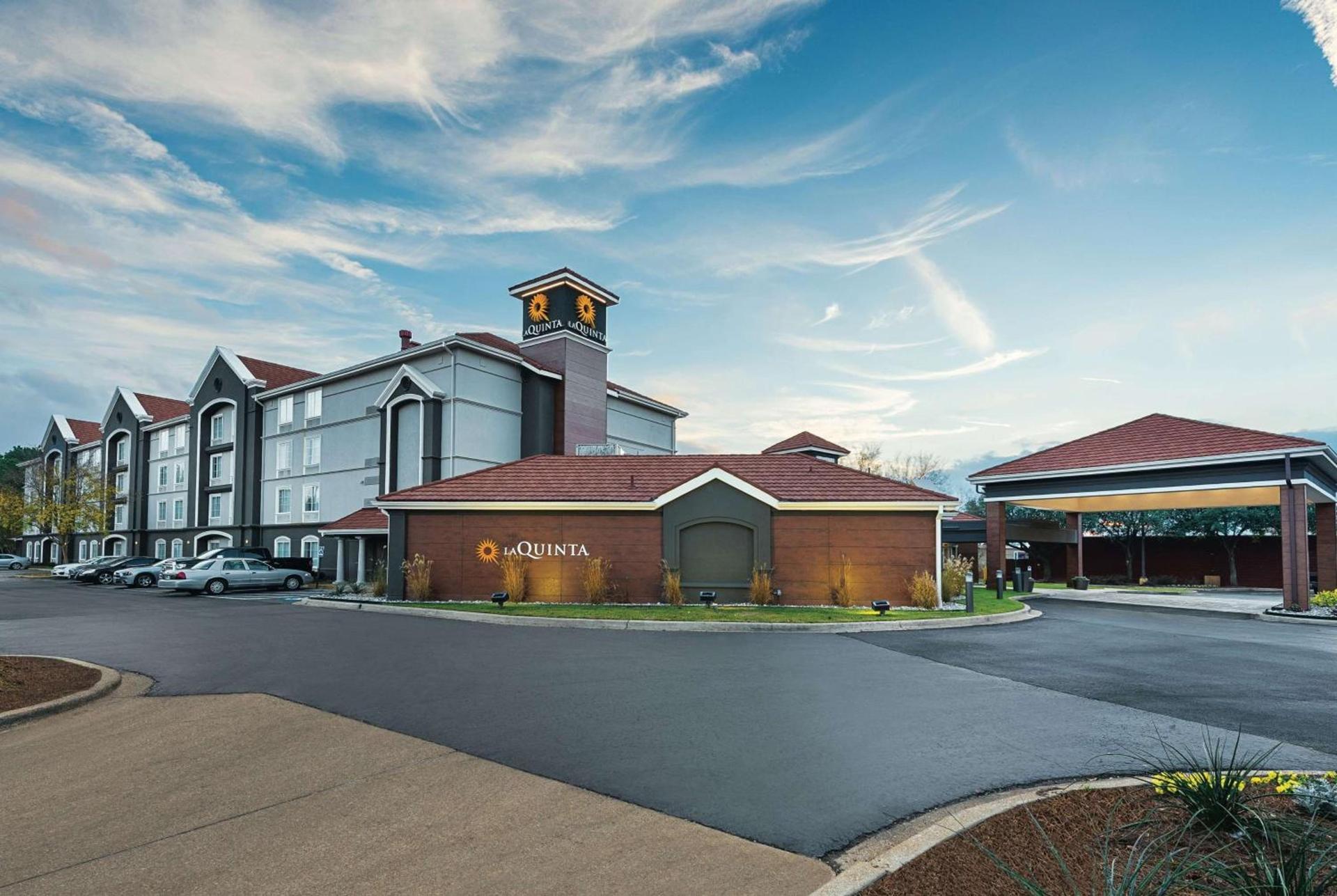 La Quinta Inn & Suites by Wyndham Shreveport Airport — hotel in Shreveport