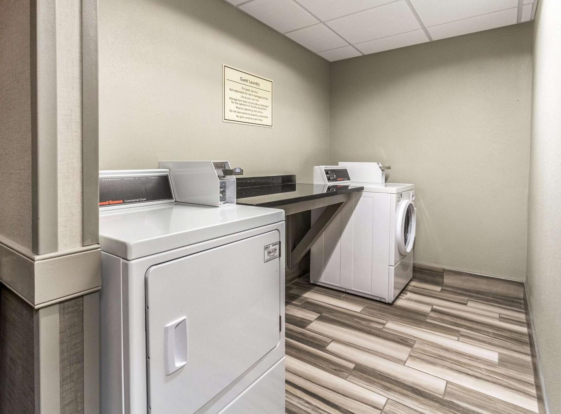 La Quinta Inn & Suites by Wyndham Cleveland - Airport North photo 40
