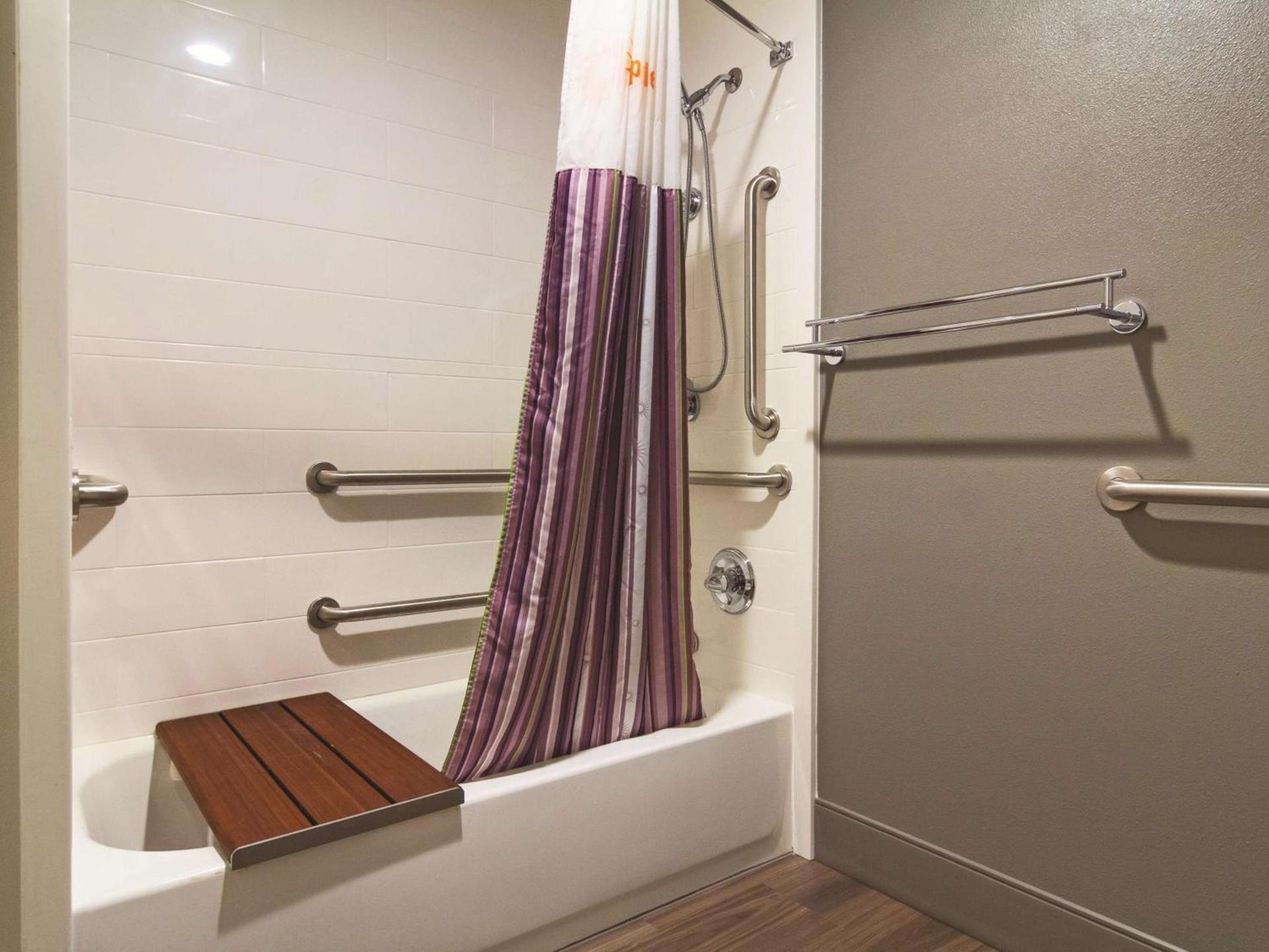 La Quinta Inn & Suites by Wyndham Cleveland - Airport North photo 29