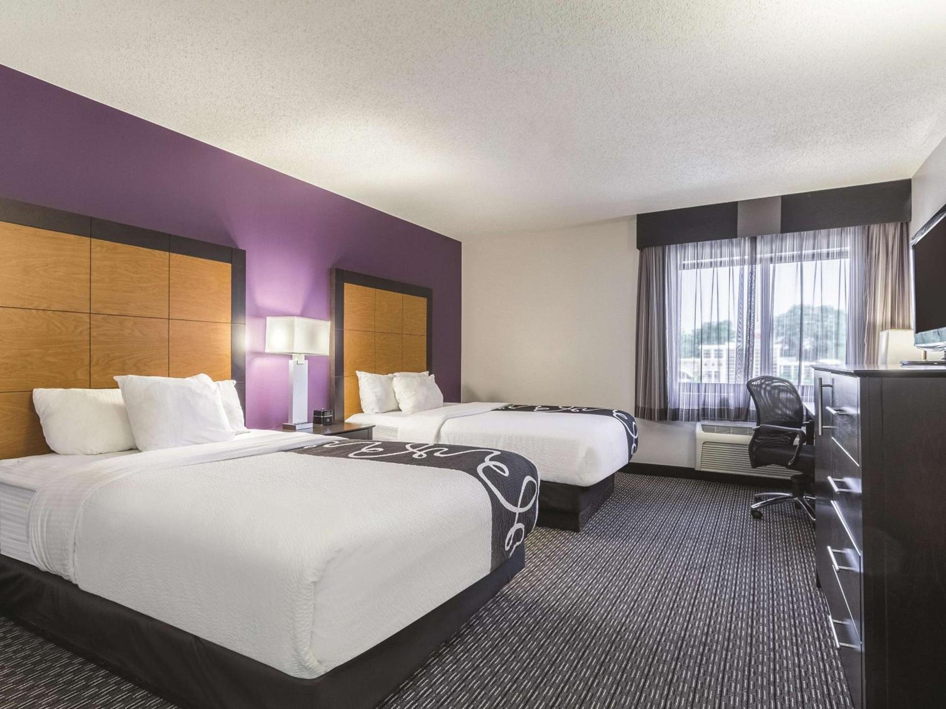 La Quinta Inn & Suites by Wyndham Cleveland - Airport North photo 10