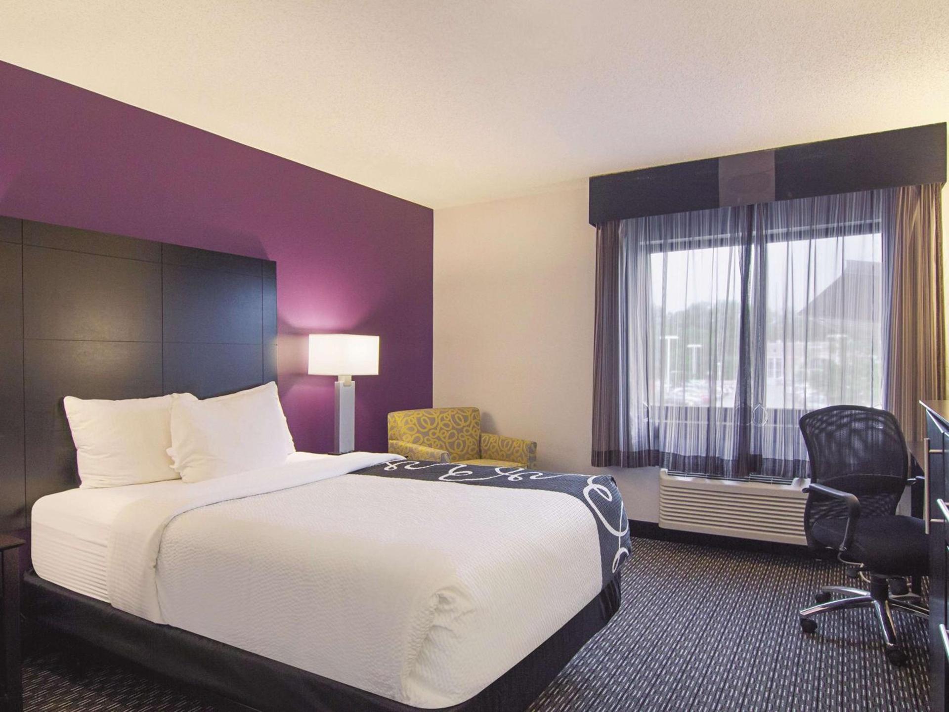 La Quinta Inn & Suites by Wyndham Cleveland - Airport North photo 11