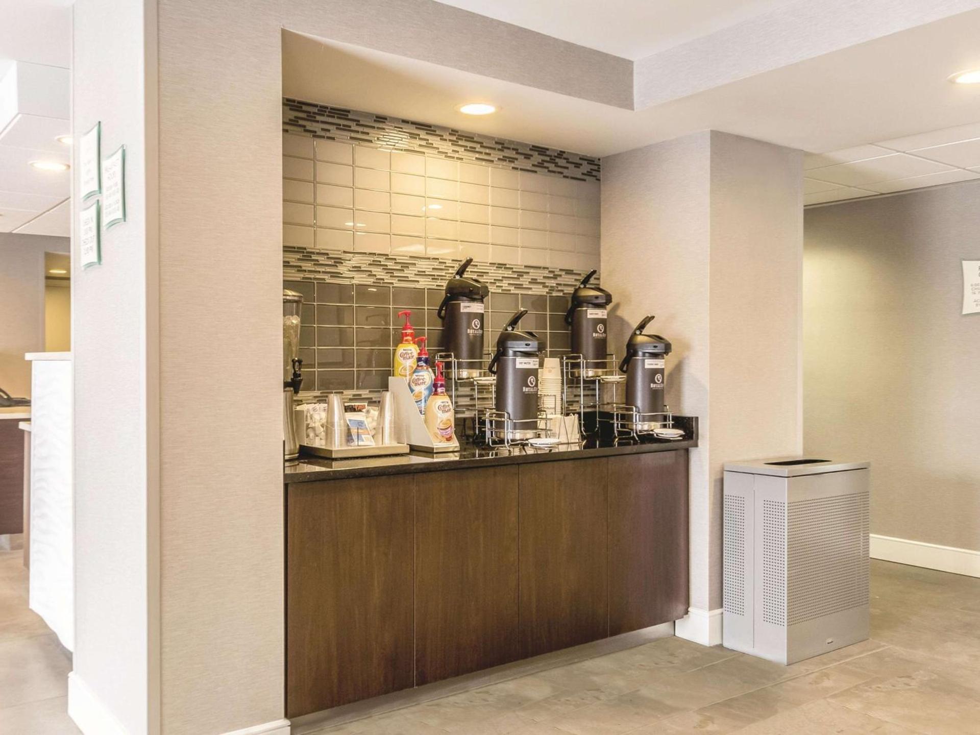 La Quinta Inn & Suites by Wyndham Cleveland - Airport North photo 6