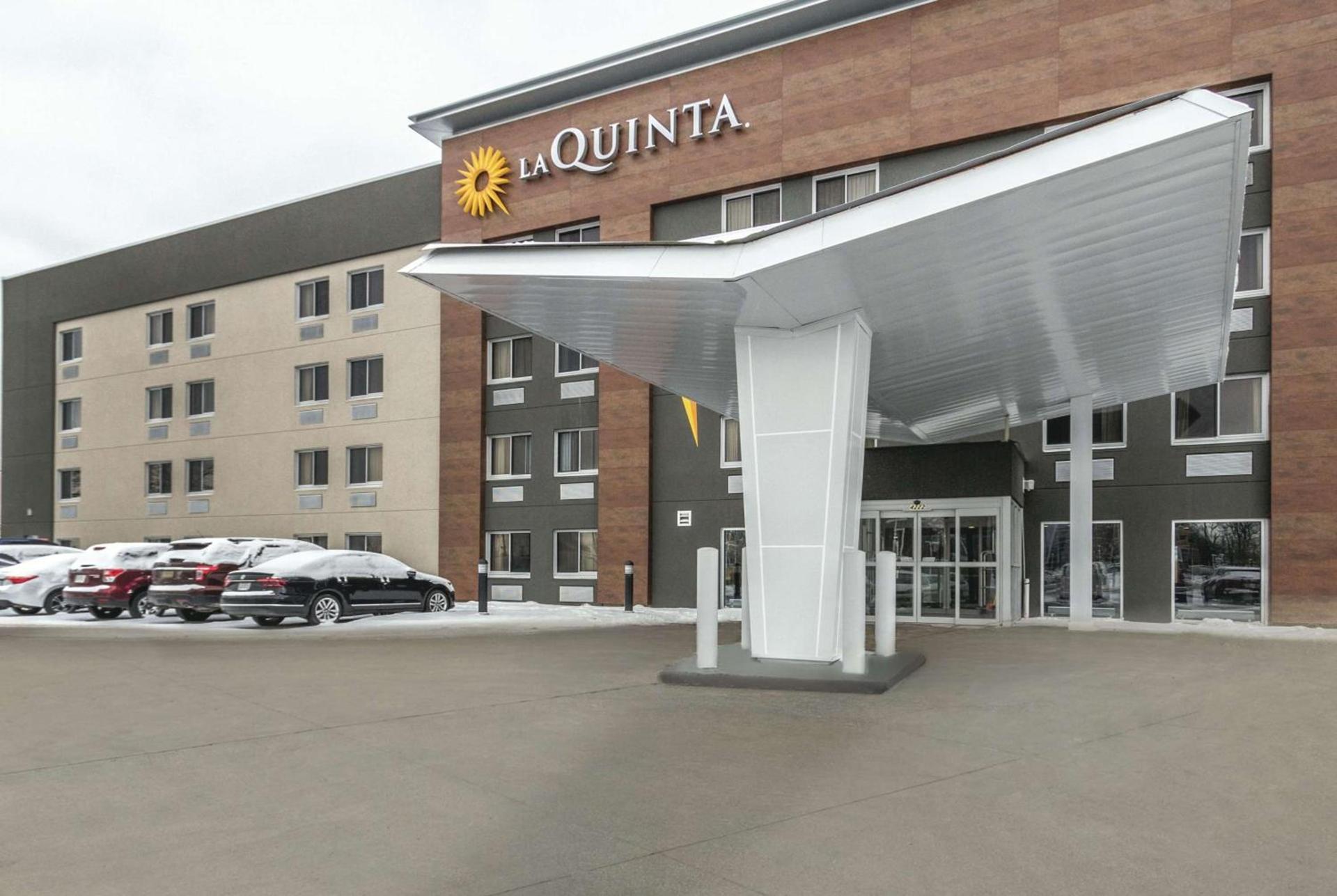 La Quinta Inn & Suites by Wyndham Cleveland - Airport North photo 43