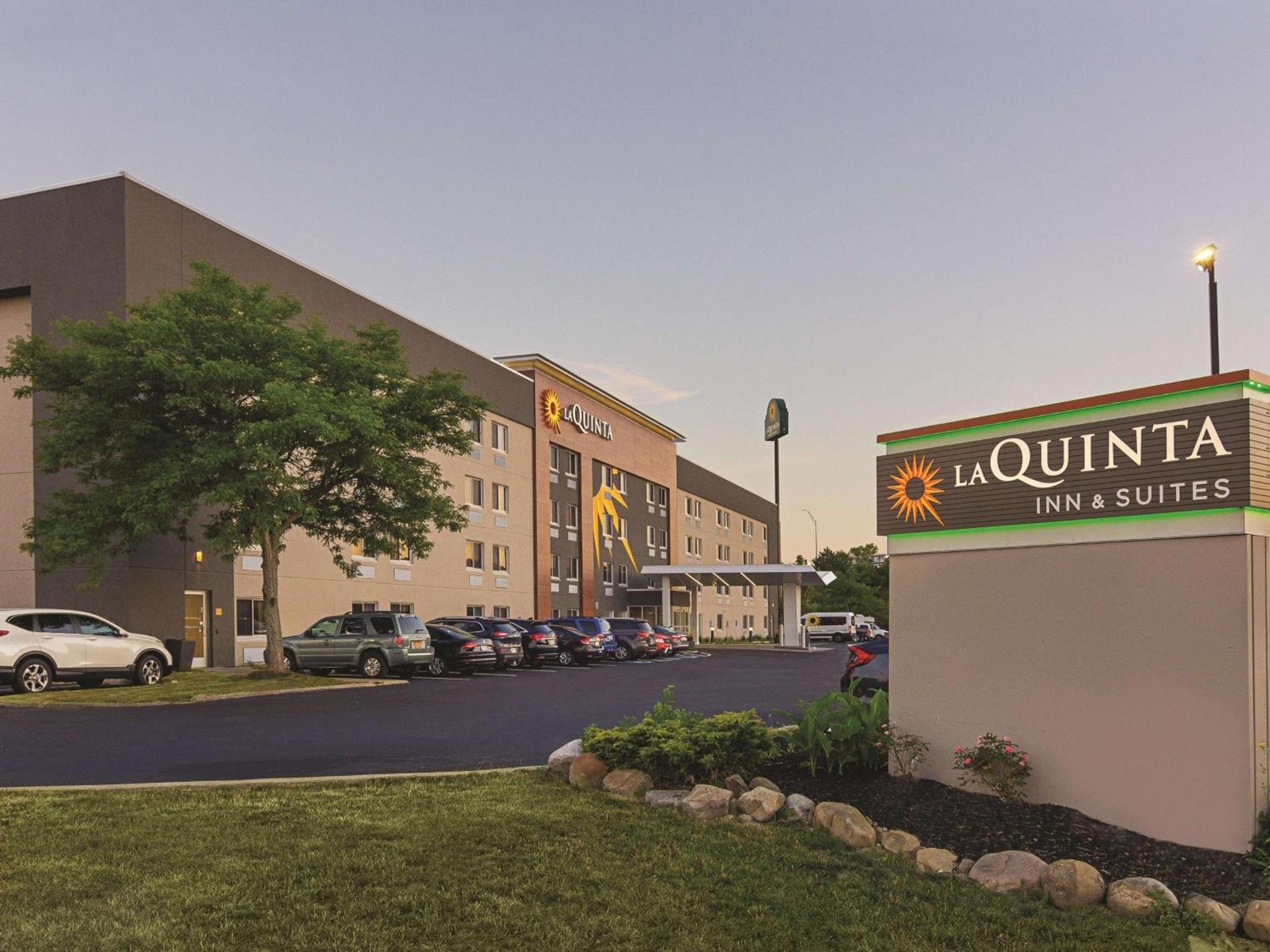 La Quinta Inn & Suites by Wyndham Cleveland - Airport North photo 41