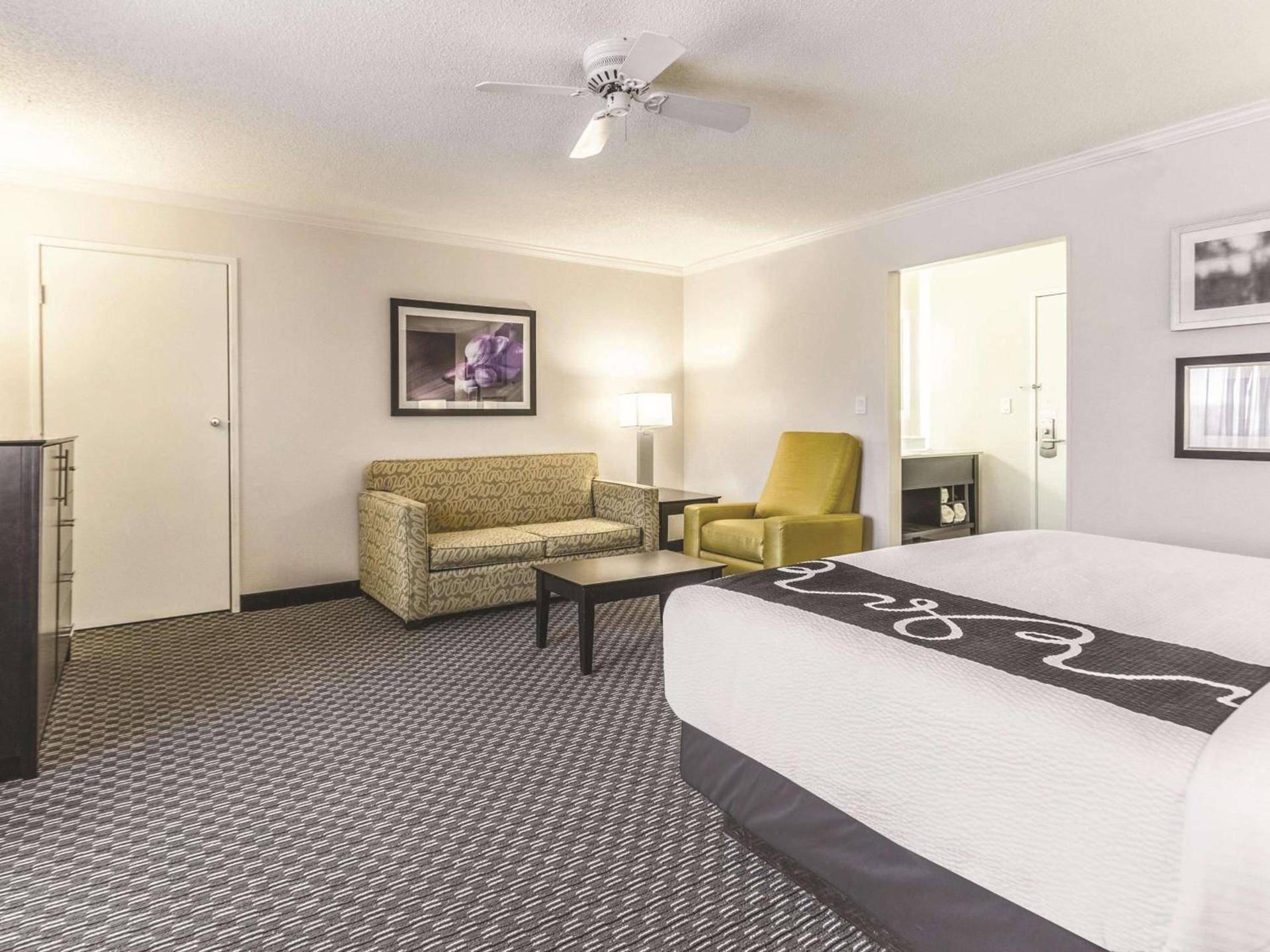 La Quinta Inn & Suites by Wyndham Cleveland - Airport North photo 13