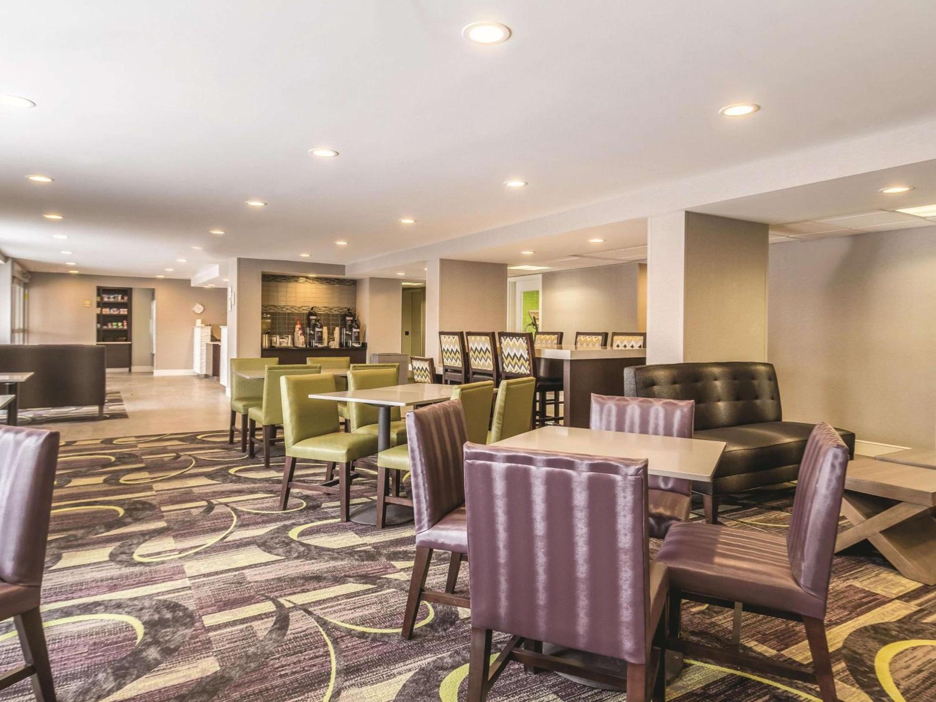 La Quinta Inn & Suites by Wyndham Cleveland - Airport North photo 4