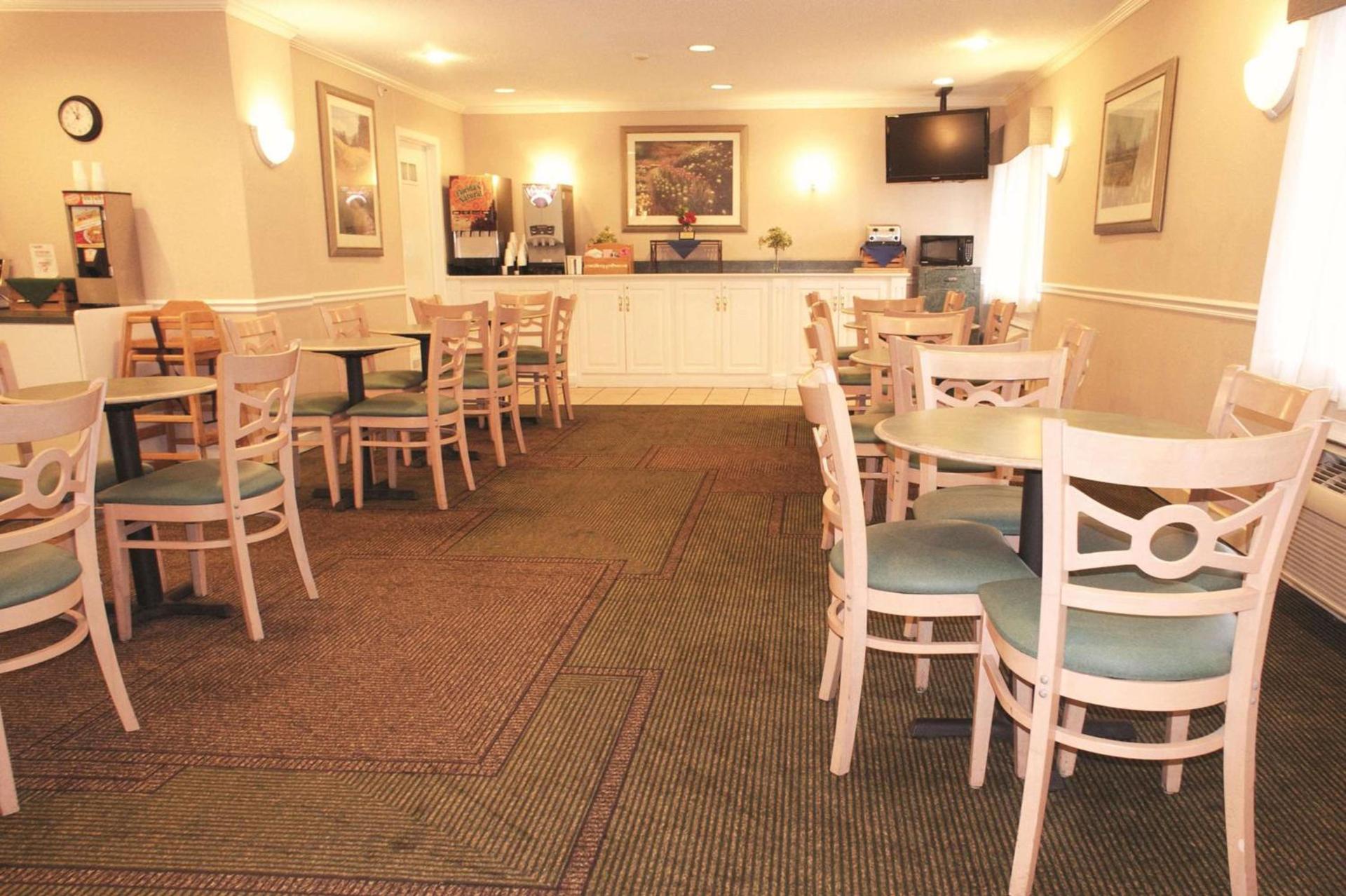 La Quinta Inn by Wyndham Detroit Canton photo 33