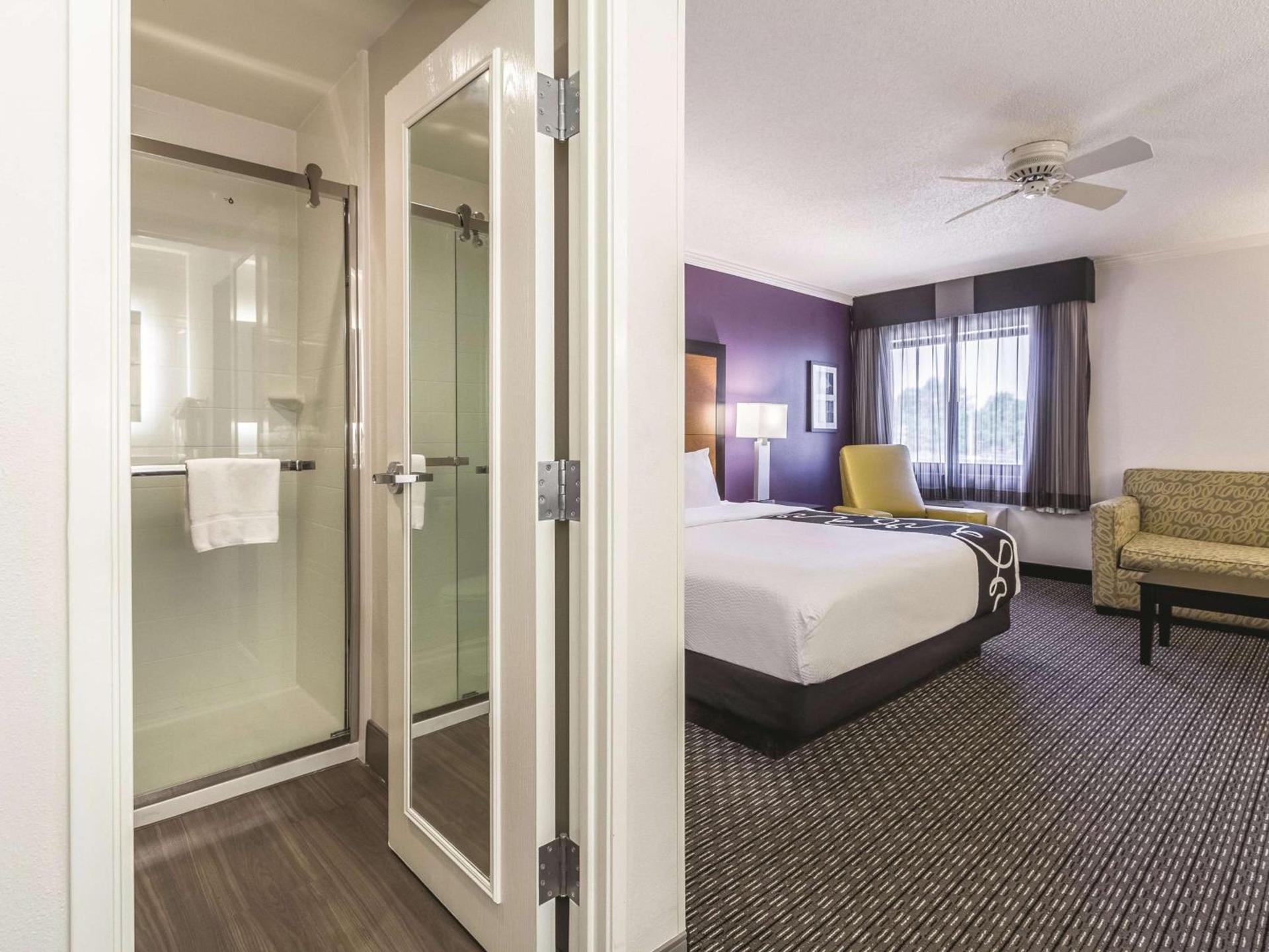 La Quinta Inn & Suites by Wyndham Cleveland - Airport North photo 8