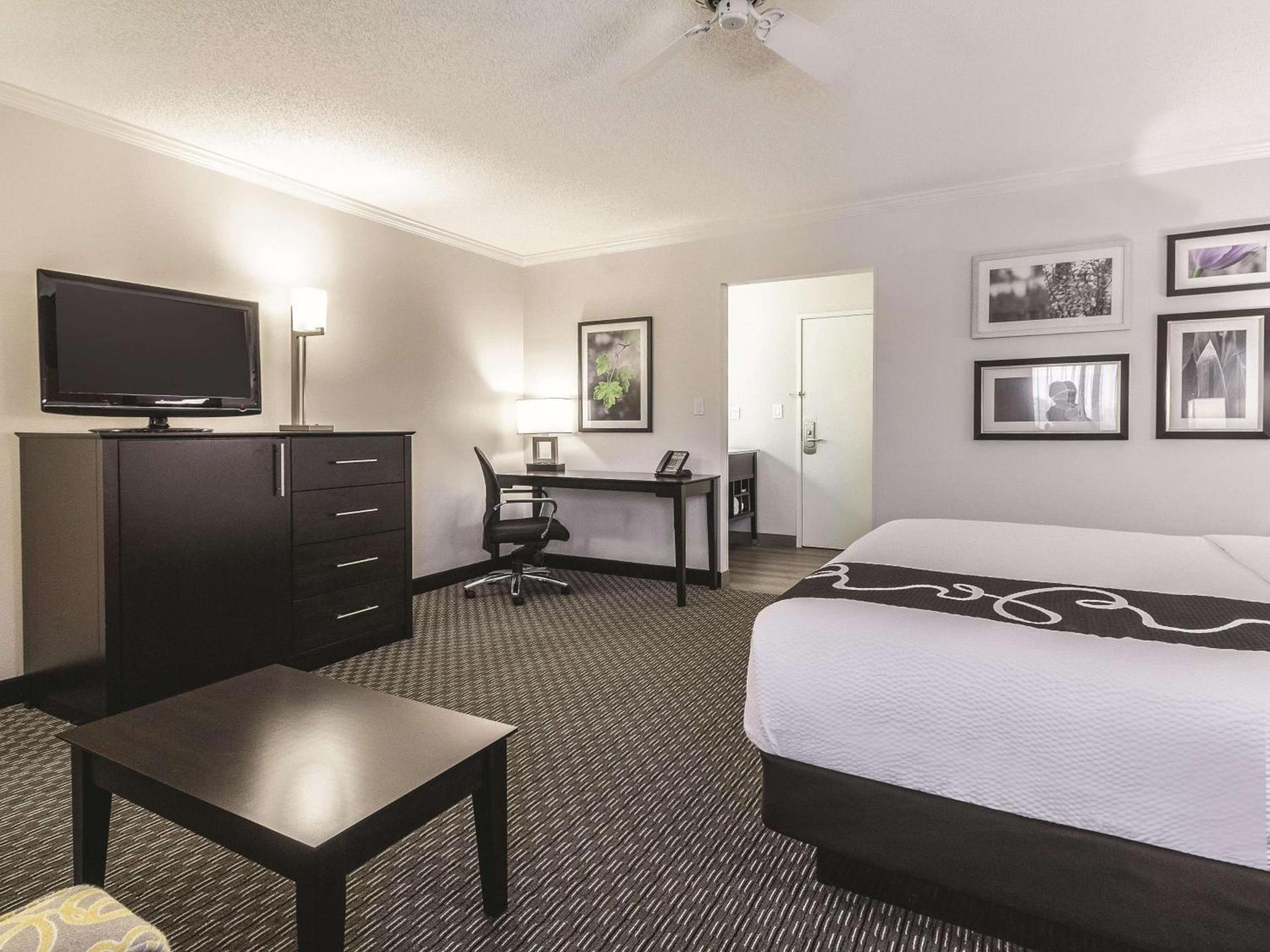 La Quinta Inn & Suites by Wyndham Cleveland - Airport North photo 14