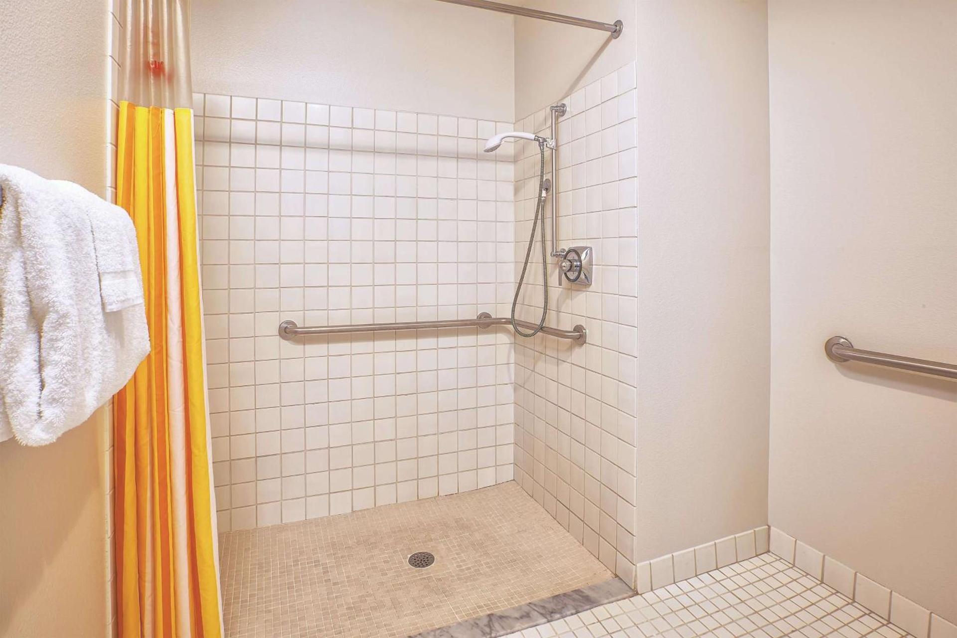 La Quinta Inn by Wyndham Toledo Perrysburg photo 7