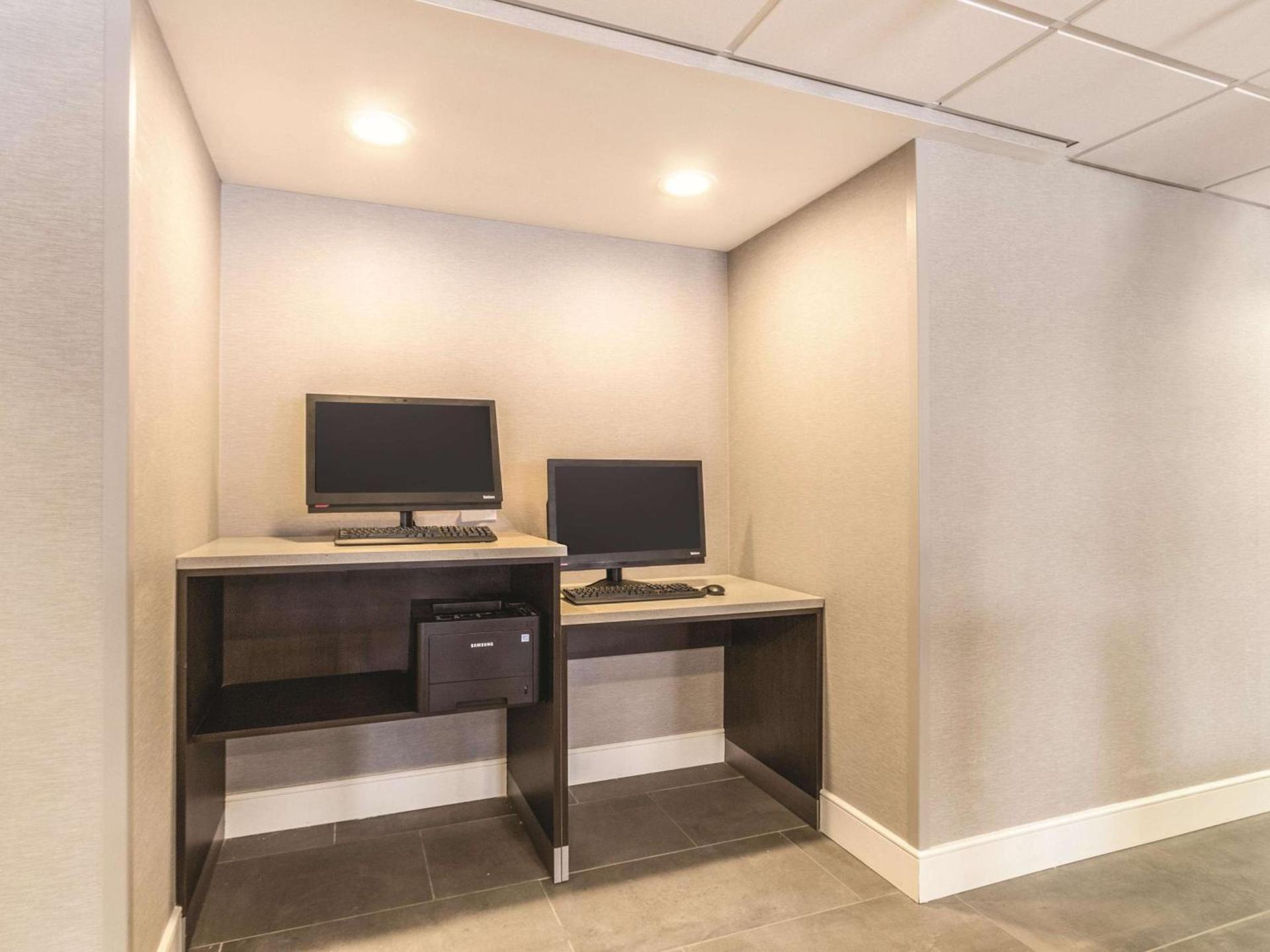 La Quinta Inn & Suites by Wyndham Cleveland - Airport North photo 37